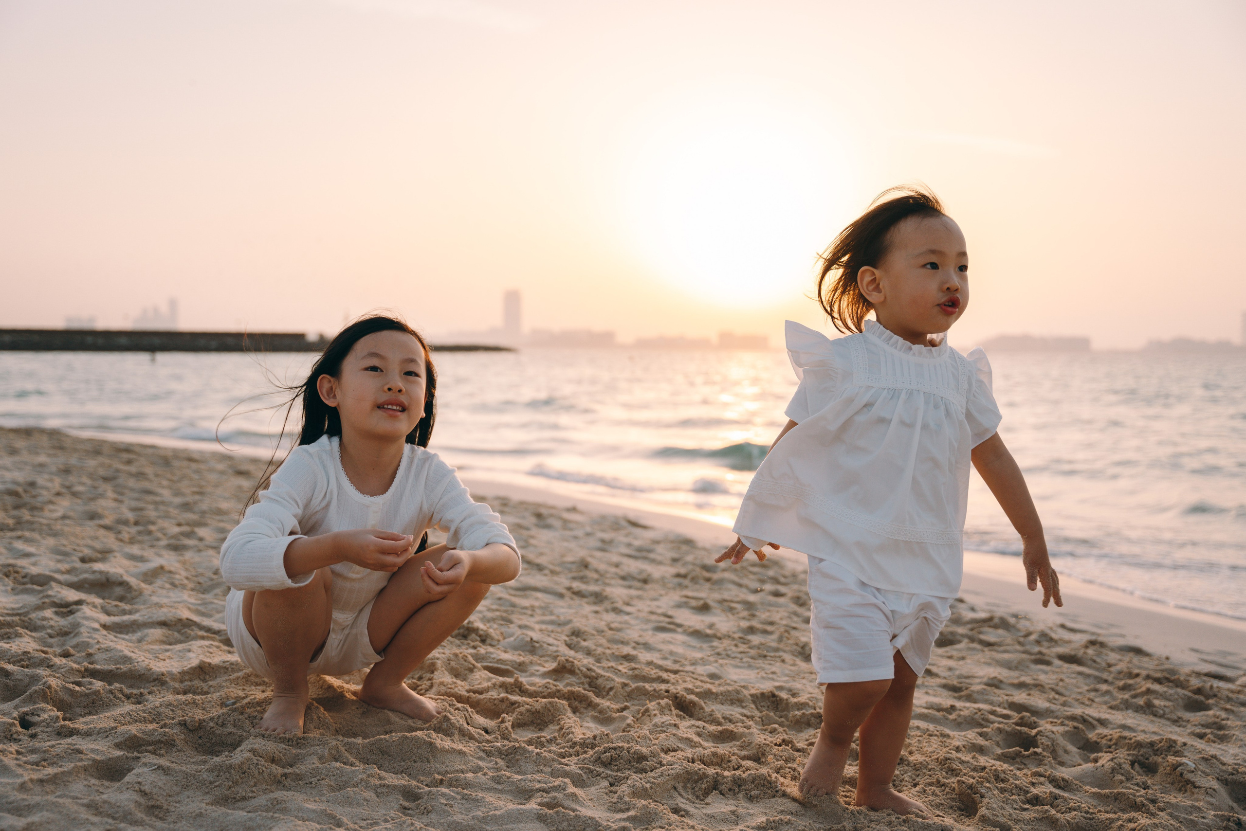 Wavy beach day. Angela Iakovleva — Family Photographer in Dubai