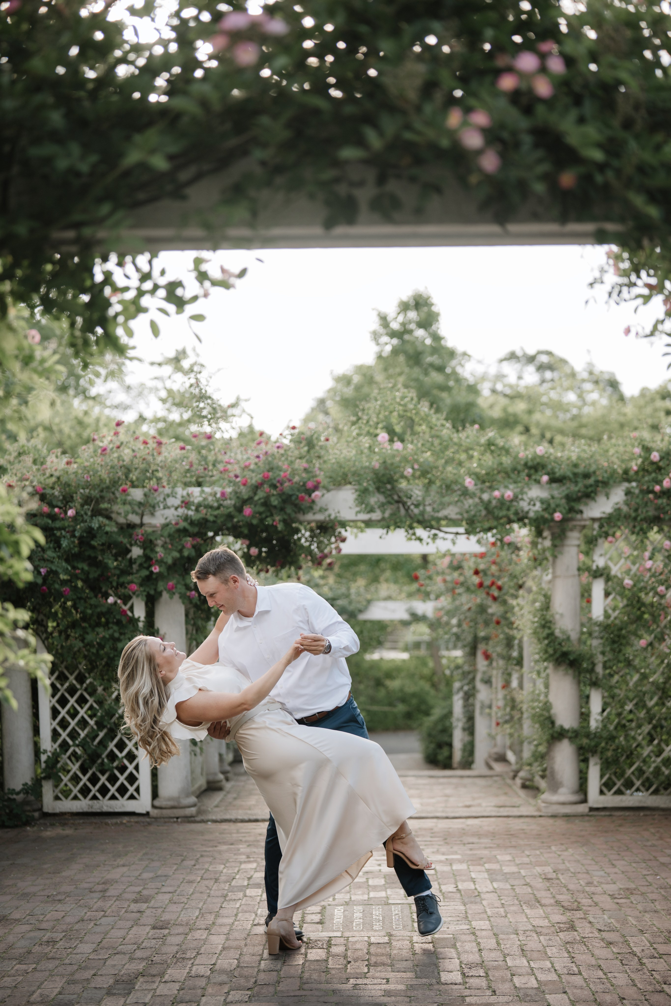 Engagement photo shoot at the Brooklyn Botanic Garden. Portrait and wedding photographer in New York