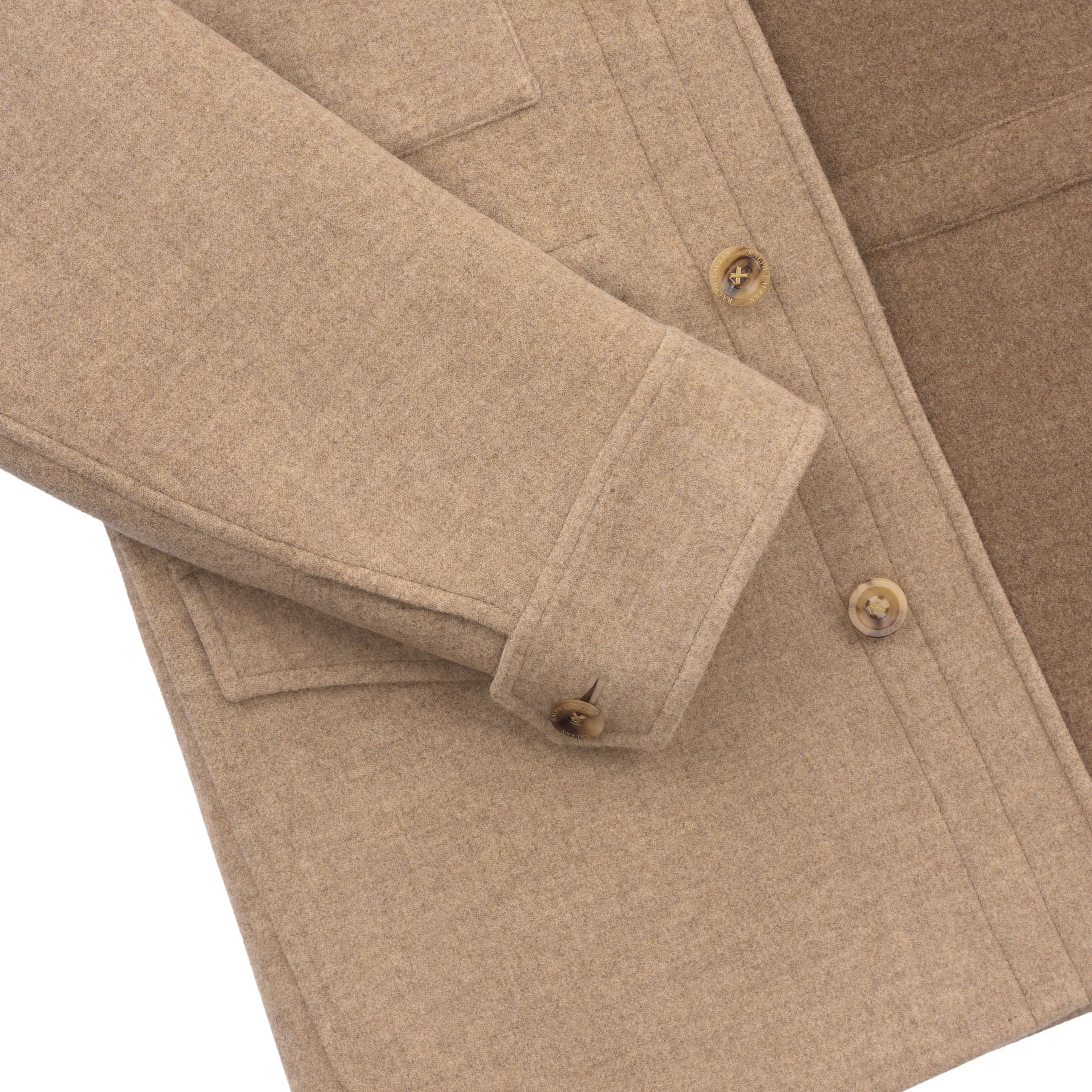 Detailaufnahme – Ärmelmanschette mit Knopf der Ralph Lauren Jacke in Trüffelfarbe.