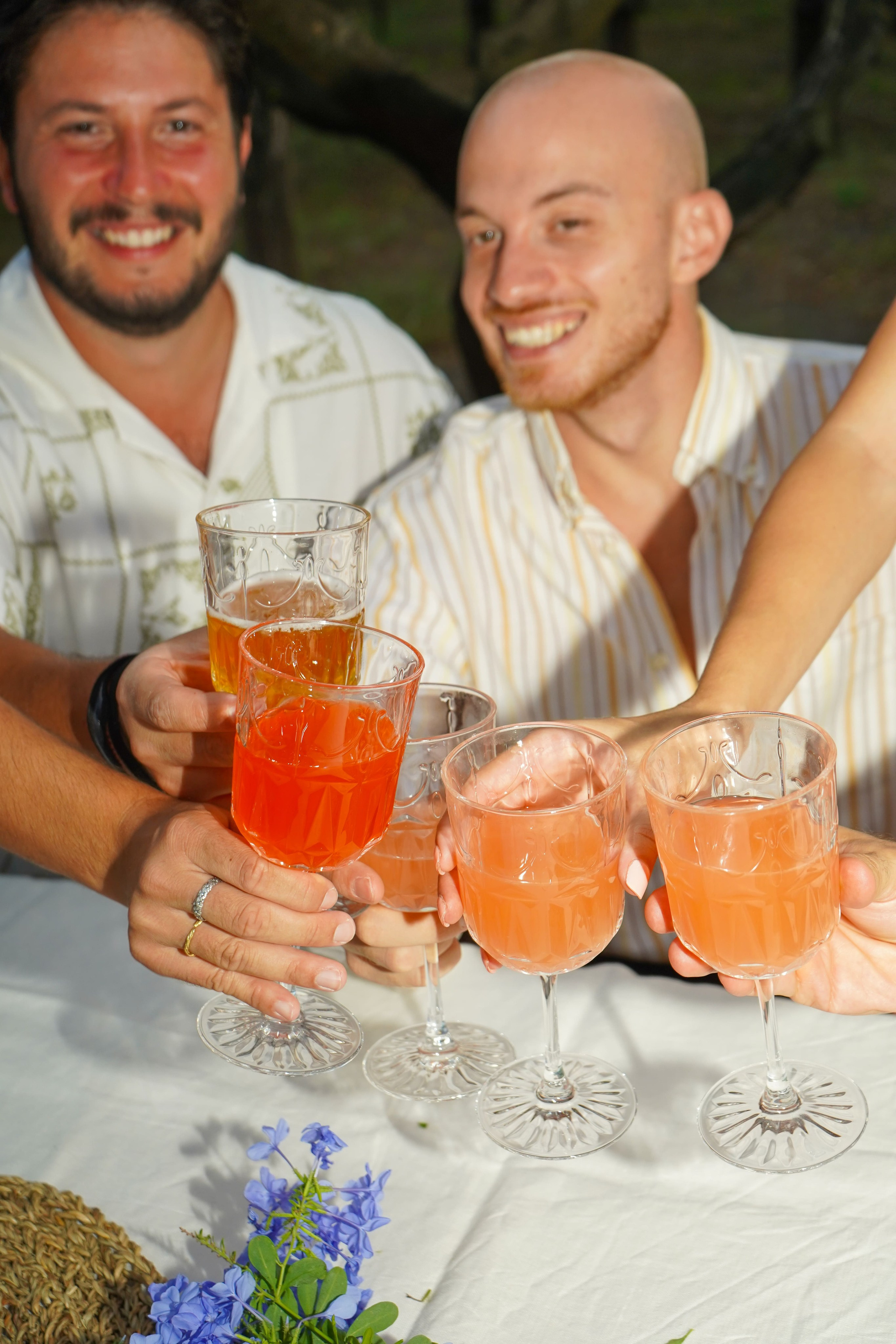 Fotografo eventi Napoli  Compleanno - Amici che brindano sorridenti al festaggiato