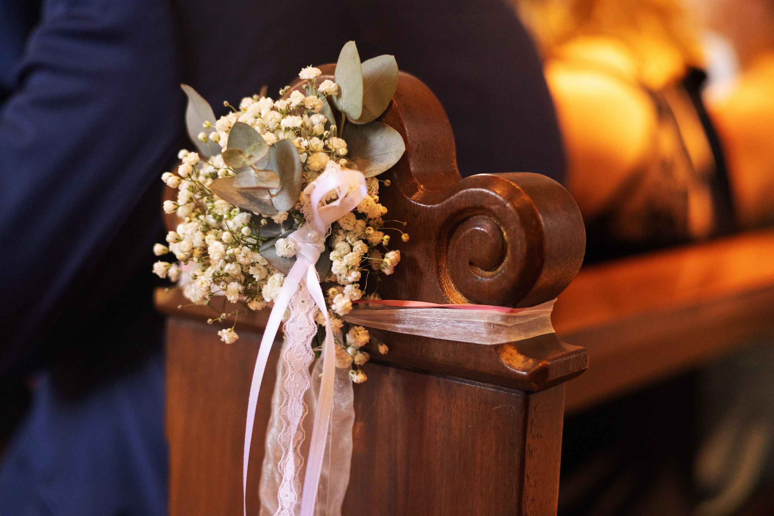 Romantische Hochzeitsaufnahmen: Brautpaar beim Auszug aus der Kirche in Bippen, begleitet von festlicher Musik.