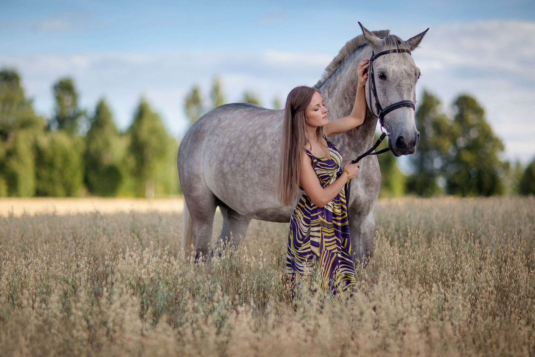 Fotosesija ar zirgu. Sieviete ar zirgu.