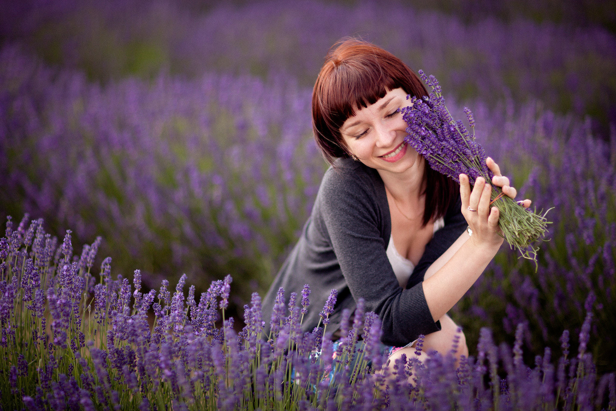 Portreta foto fotosesija lavandu laukā. Lillas Lavander lavandu lauks Limbažos
