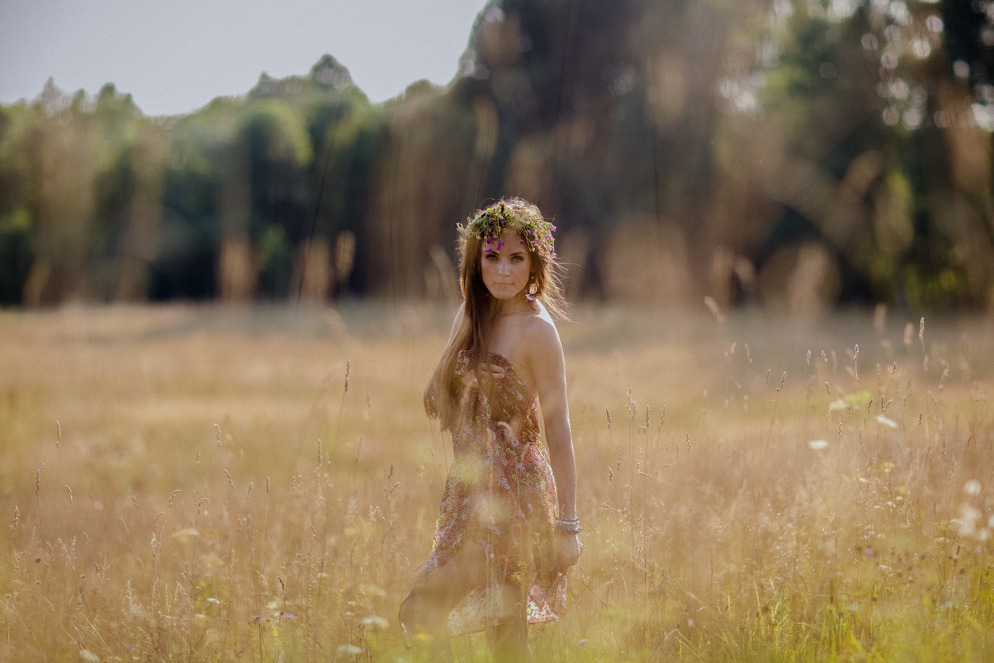 Privāta, erotiska fotosesija skaistā vietā, pļavu zālēs.