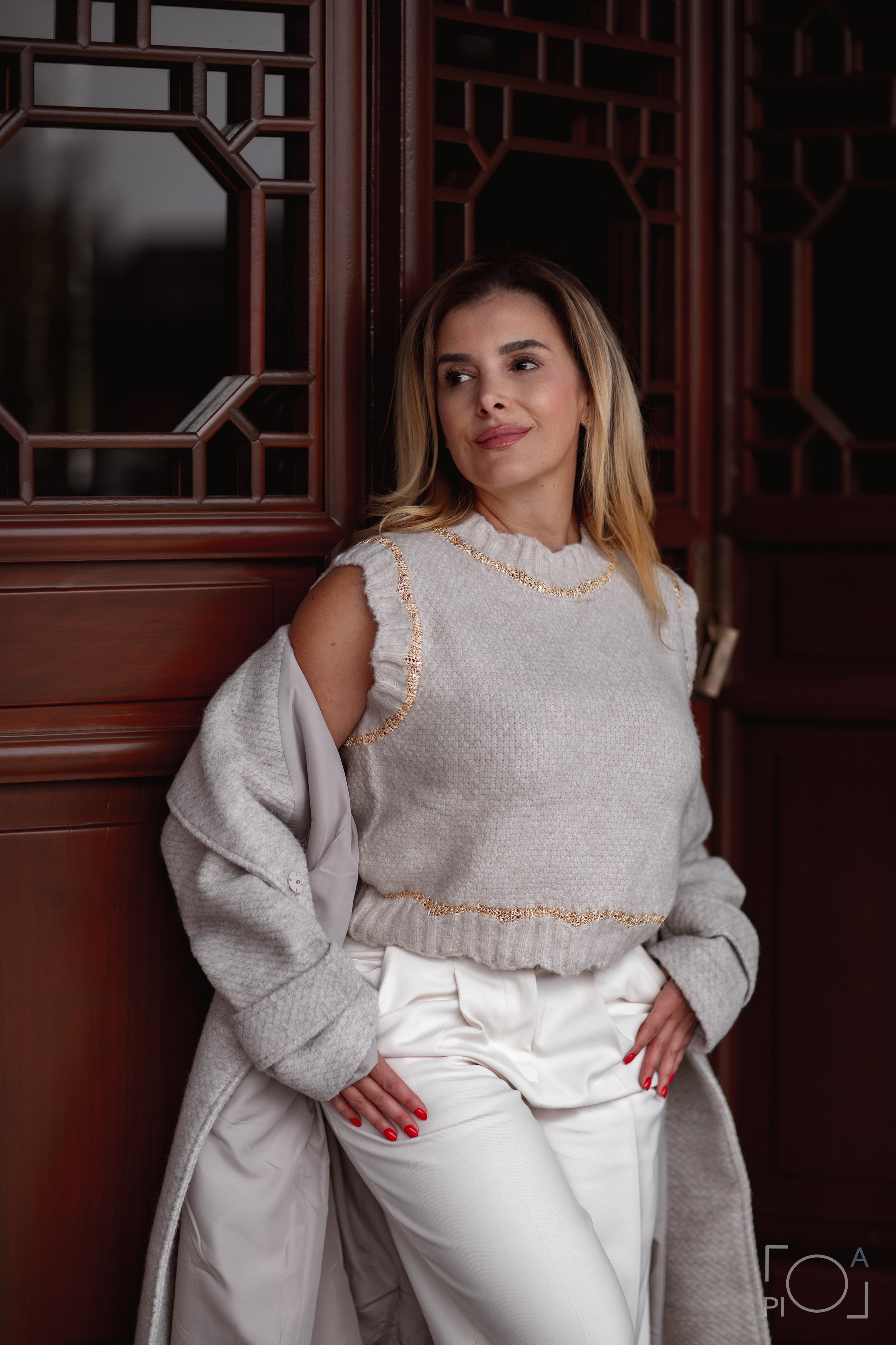 девушка в сером кашемировом пальто