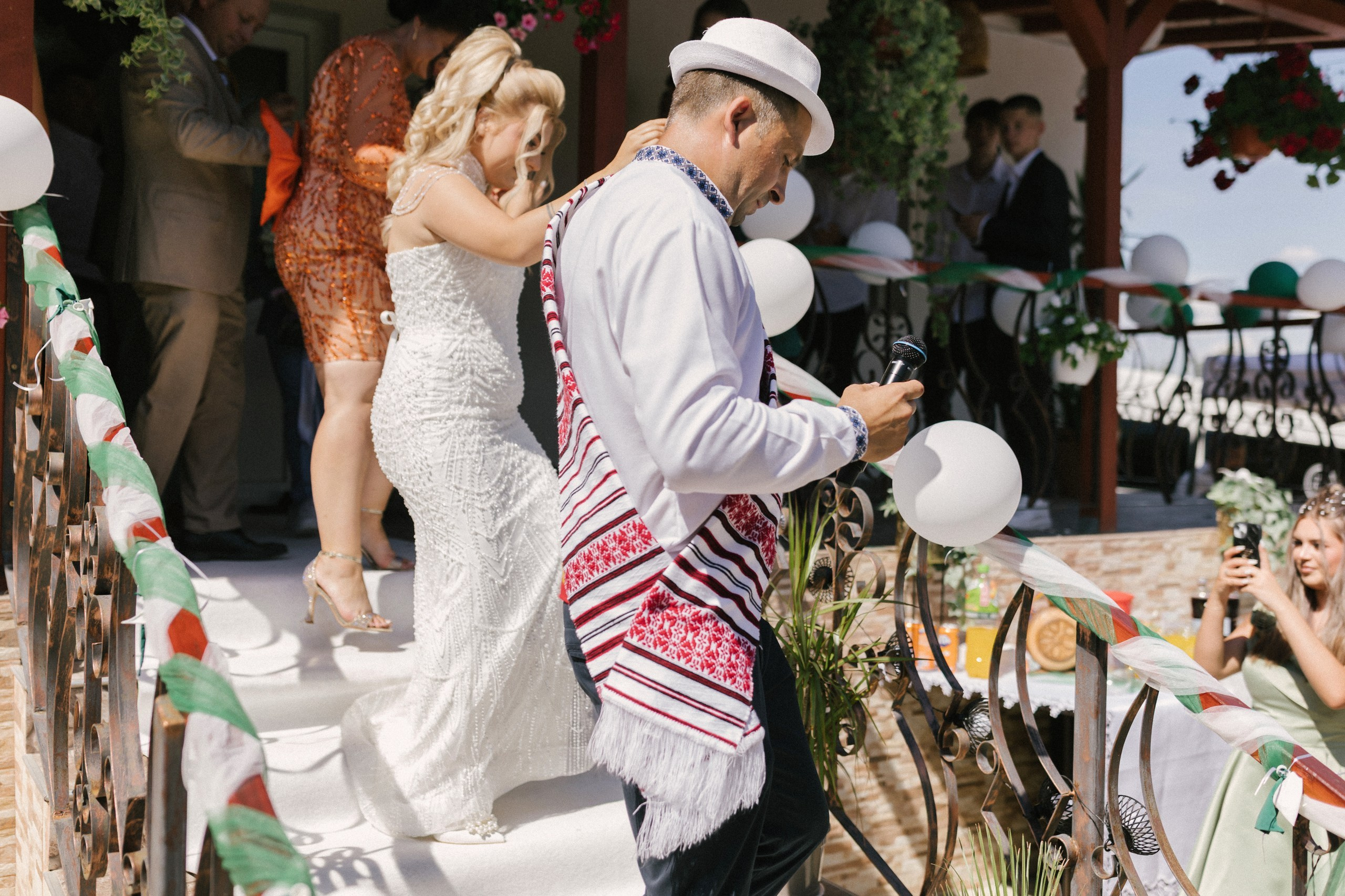 - mireasă Lavinia pregătire casa părintească Hârlău- mire Mihai pregătire Flămânzi cavalerii de onoare- fotograf nuntă Casa Jorovlea- ședință foto miri Mihai și Lavinia- nuntă elegantă Casa Jorovlea- fotografie de nuntă naturală România- domnișoare de onoare pregătire mireasă- emoții nuntă biserică- dansul mirilor Casa Jorovlea* fotograf profesionist nuntă Botoșani Iași* fotografie documentară de nuntă- familie și prieteni la nuntă- nași Mihai și Nicoleta nuntă- portret mireasă în lumină naturală- petrecere nuntă Casa Jorovlea- Nuntă Mihai și Lavinia – momente emoționante din ziua nunții, pregătirile mirilor în Hârlău și Flămânzi, ceremonia religioasă și ședința foto realizată de  AlinoFotoStudio -  Mireasa Lavinia în timpul pregătirilor la Hârlău-  Mihai pregătit de cavalerii de onoare în Flămânzi - Ceremonia religioasă a mirilor Mihai și Lavinia-Ședință foto romantică de nuntă Mihai și Lavinia - Dansul mirilor la petrecerea de nuntă -  fotograf nuntă Iași-  fotograf nuntă Botoșani- wedding photography Romania- AlinoFotoStudio - AlinoFotoStudio - Alin Chirilă fotograf - fotograf Botoșani - fotograf Iași - fotograf Hârlău - fotograf Bacău - fotograf Suceava - fotograf București - fotograf Neamț - servicii foto video - fotograf evenimente - fotograf nuntă - fotograf botez - wedding photographer Romania - ședință foto nuntă - fotografie de eveniment - wedding photography - fotografie profesională - fotograf profesionist România- povestitor prin fotografie, servicii foto - video -profesionale