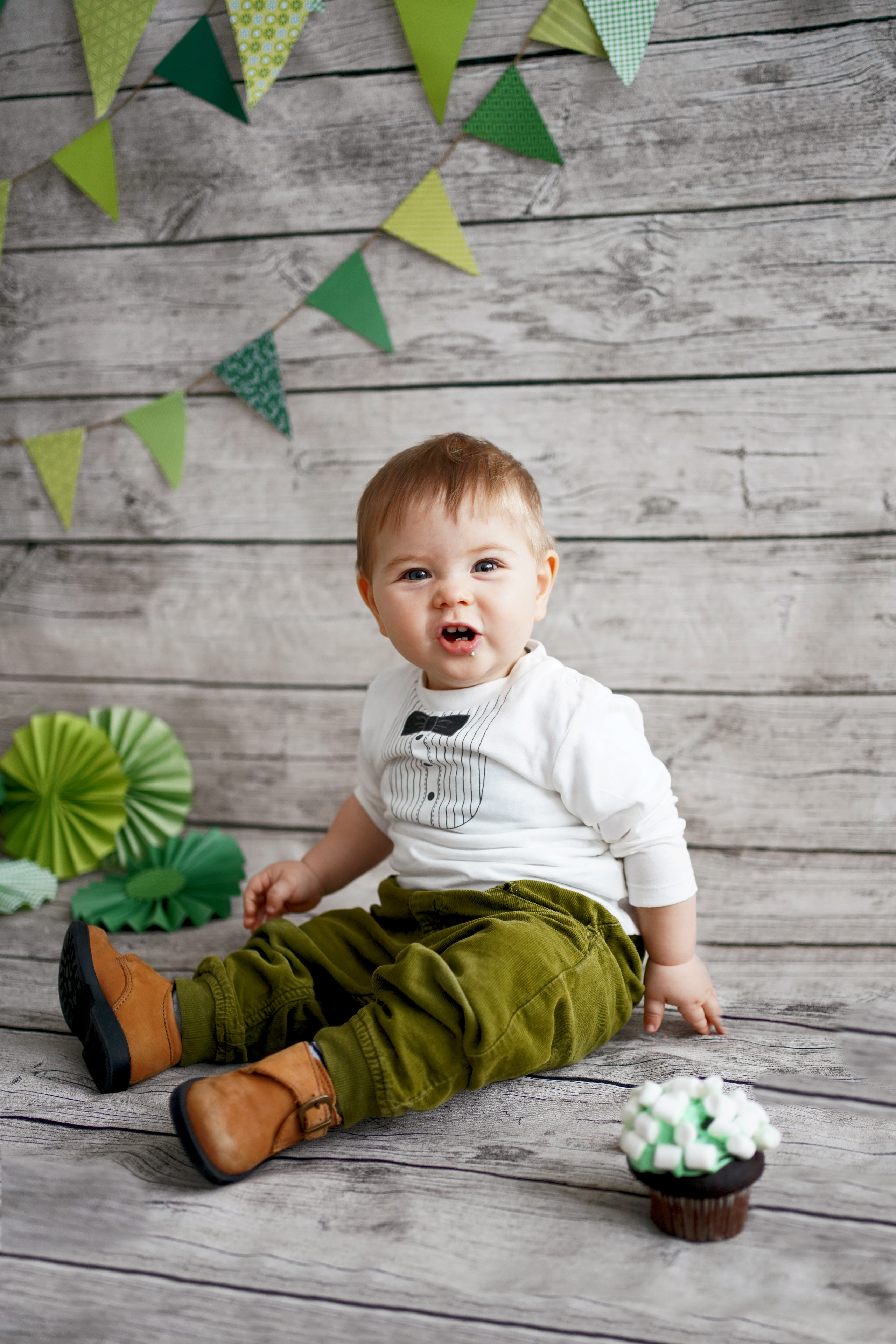 Fotoshooting für ein einjähriges Baby mit Kuchen und Luftballons. Neugeborenenfotografin und Retoucher in Augsburg Nastassia Schneider