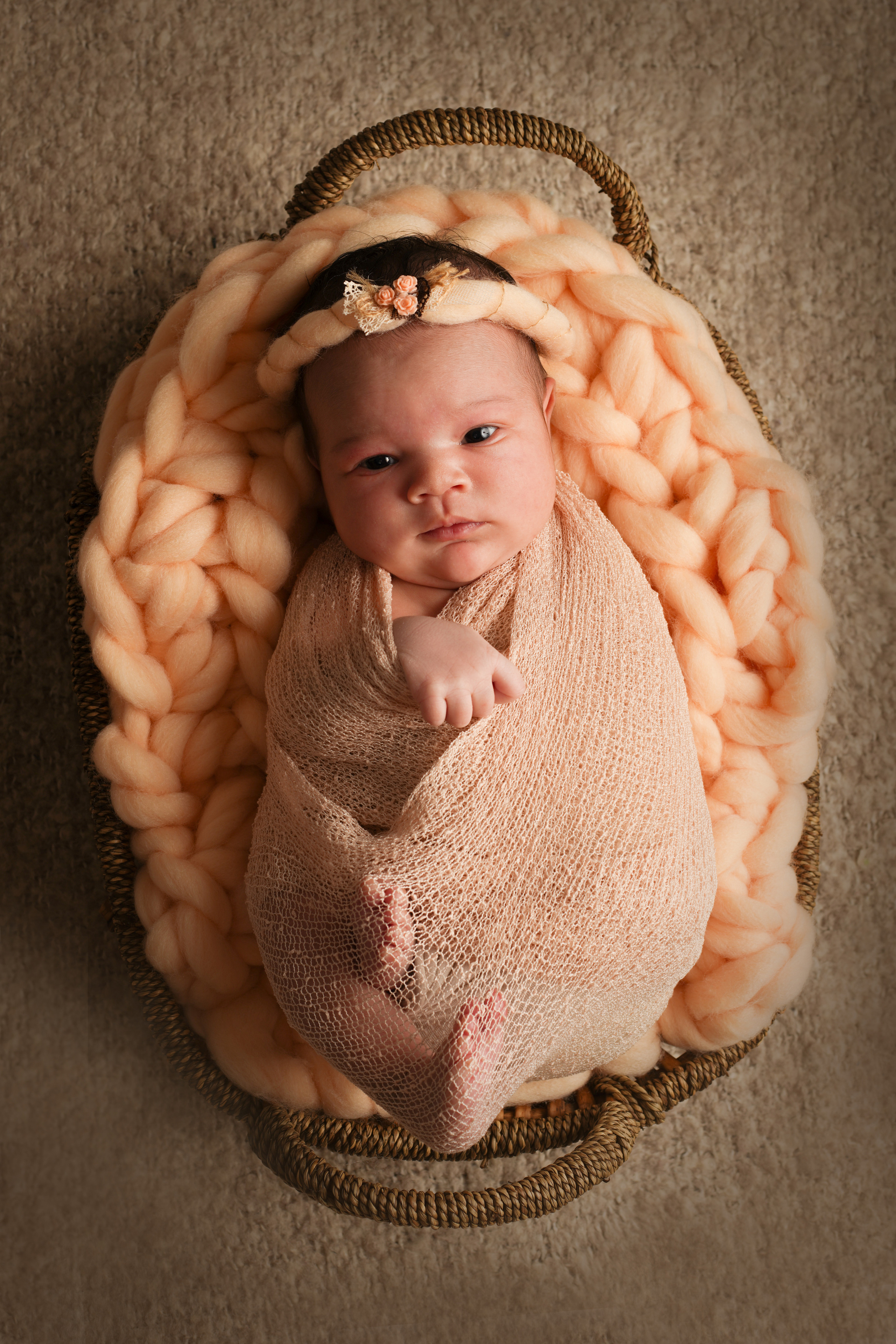Neugeborenes Mädchen im Babystudio. Neugeborenenfotografin und Retoucher in Augsburg Nastassia Schneider