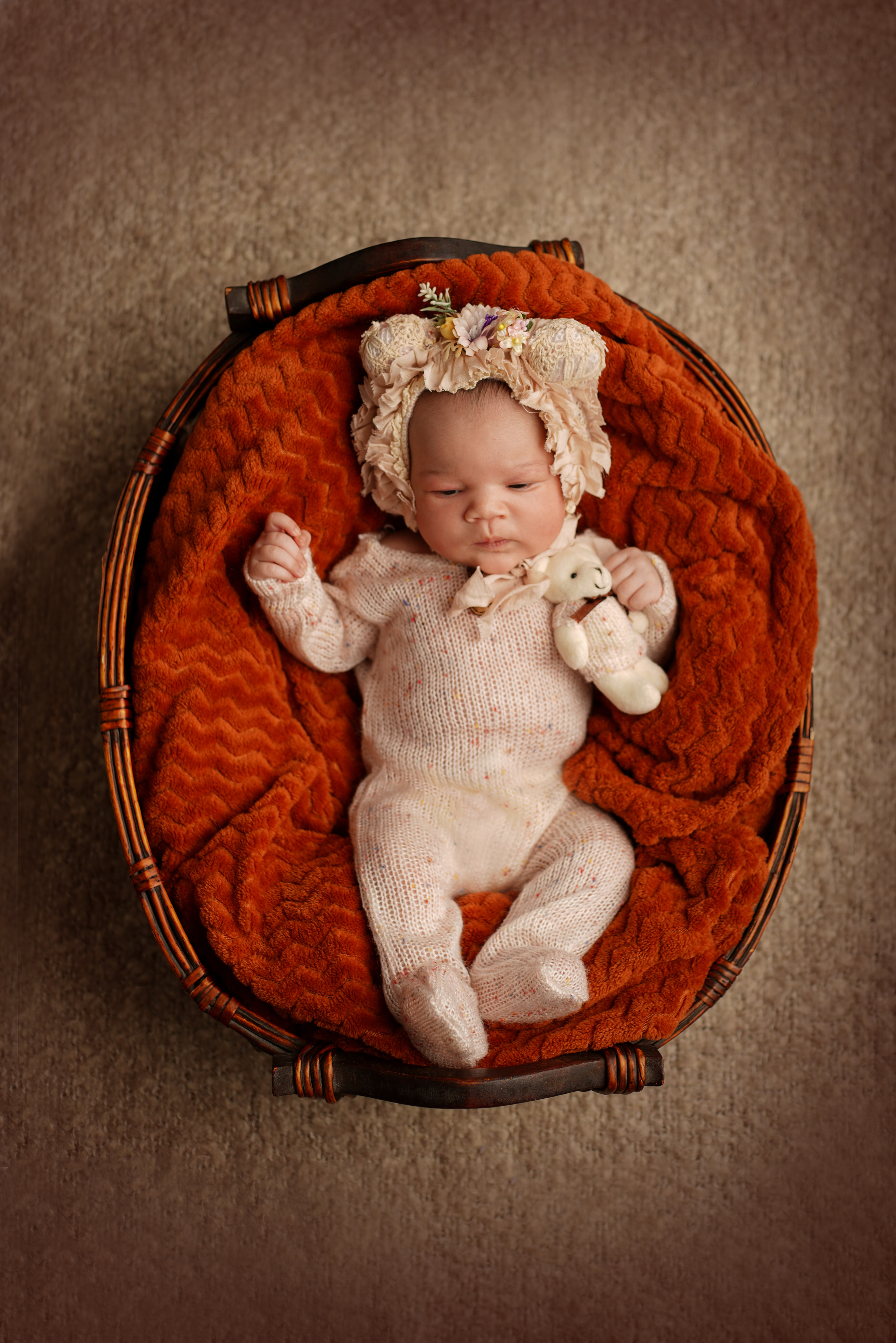 Neugeborenes Mädchen im Babystudio. Neugeborenenfotografin und Retoucher in Augsburg Nastassia Schneider