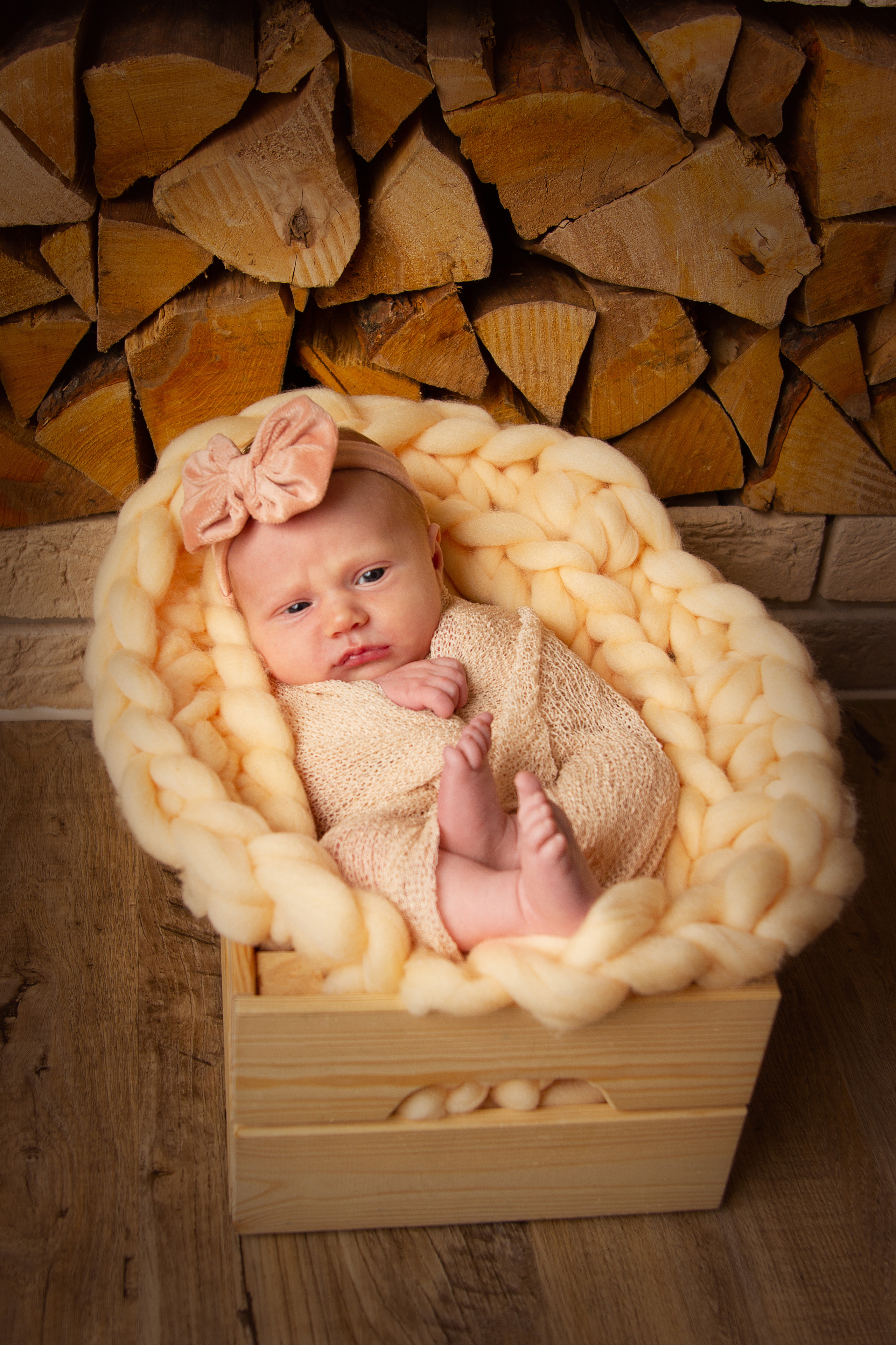 Ein neugieriges Baby entdeckt mit seinen großen Augen die Schönheit des Lebens