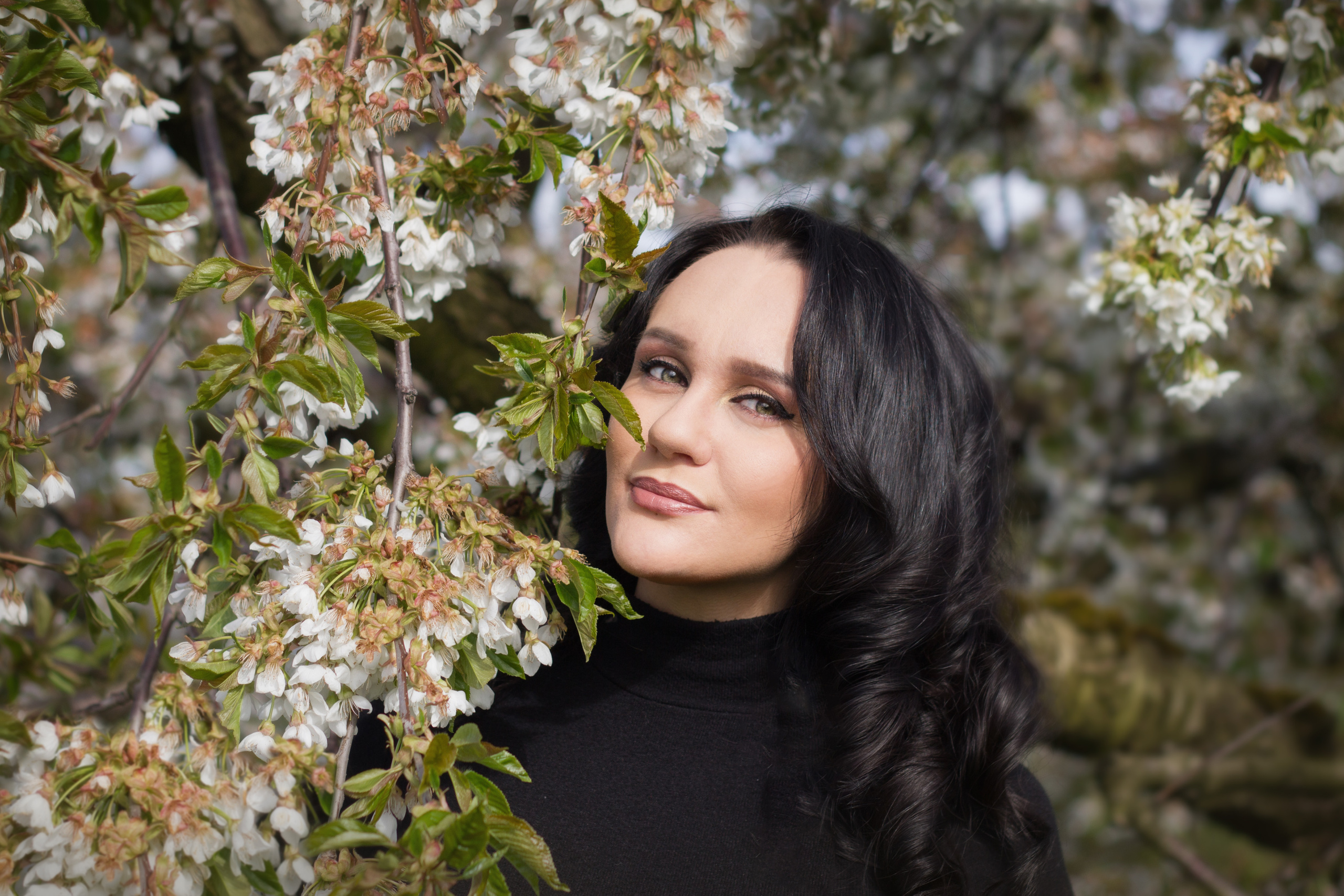 Frauenportrait im Apfelgarten