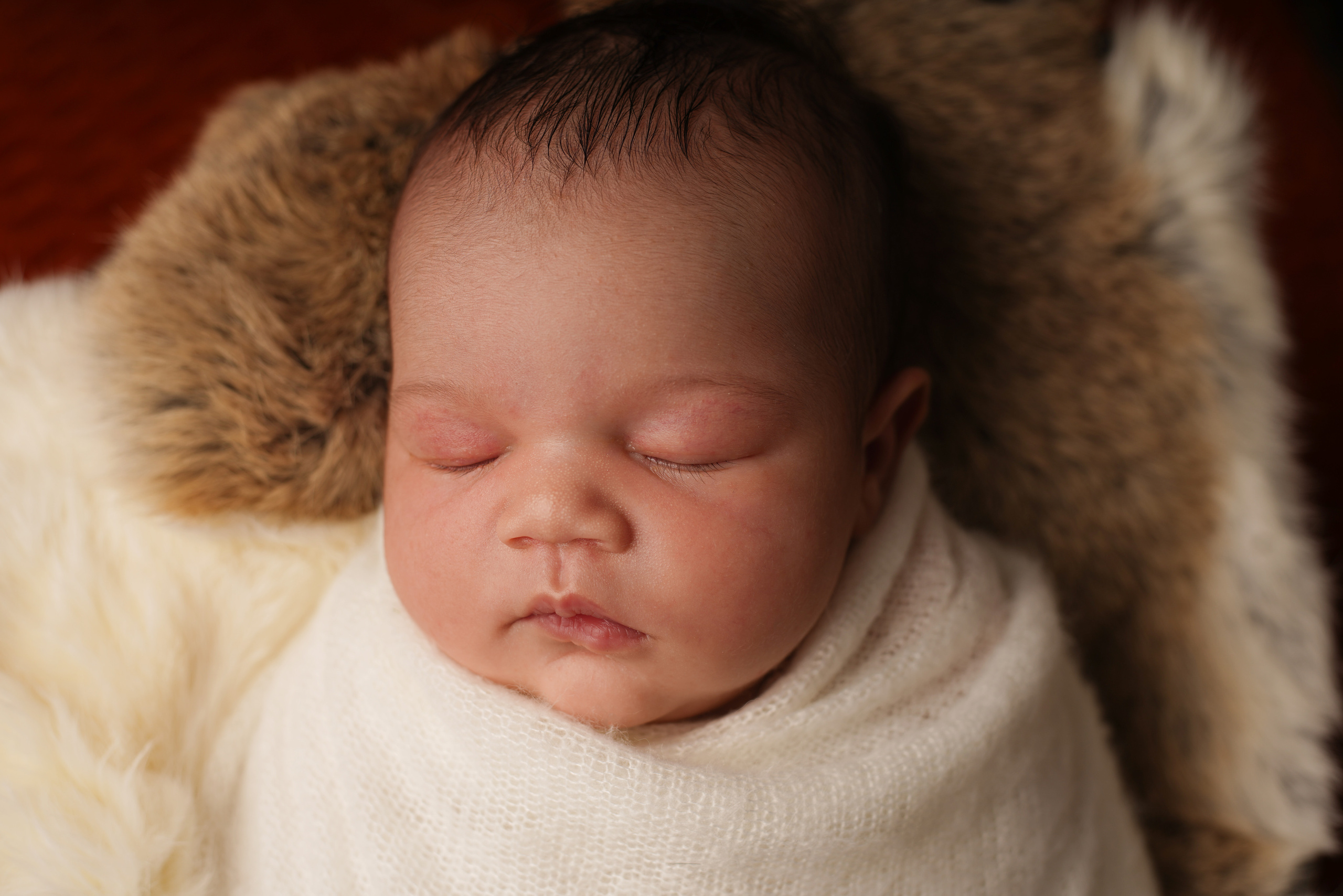 Neugeborenes Mädchen im Babystudio. Neugeborenenfotografin und Retoucher in Augsburg Nastassia Schneider