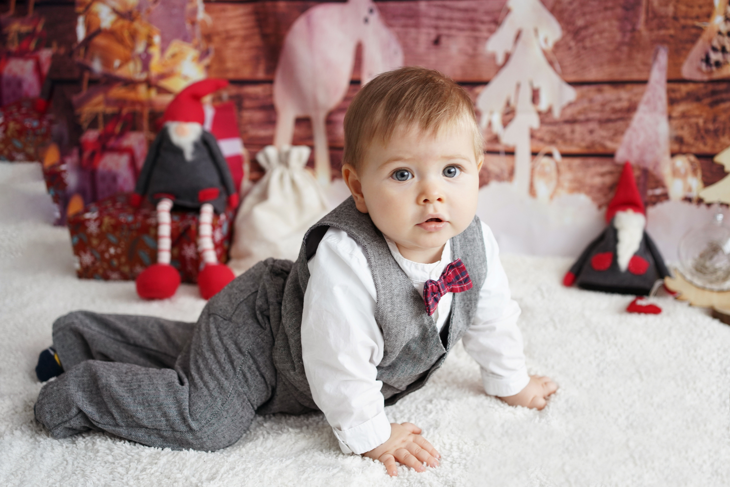 Fotoshooting für ein einjähriges Baby mit Kuchen und Luftballons. Neugeborenenfotografin und Retoucher in Augsburg Nastassia Schneider