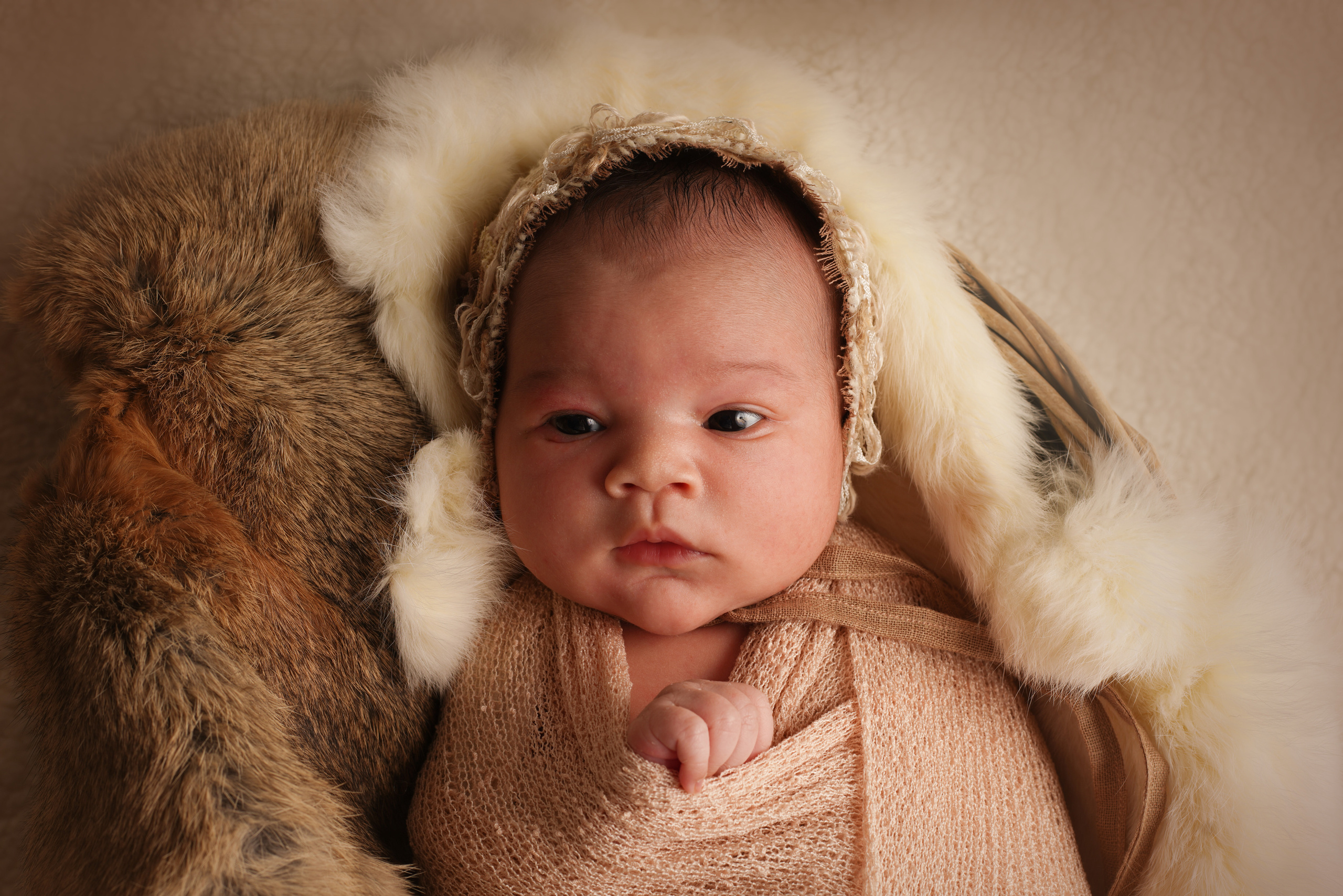 Neugeborenes Mädchen im Babystudio. Neugeborenenfotografin und Retoucher in Augsburg Nastassia Schneider