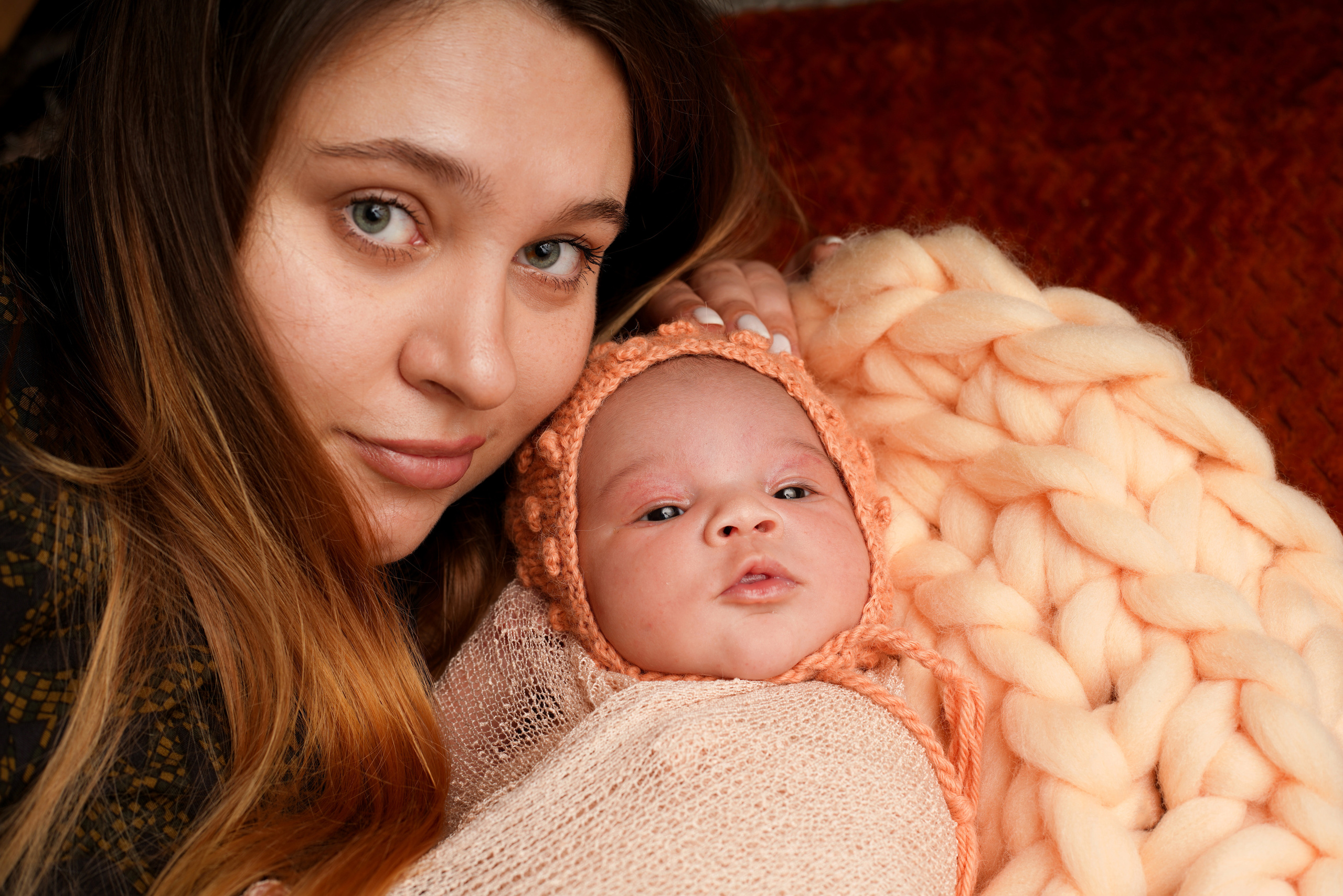 Neugeborenes Mädchen im Babystudio. Neugeborenenfotografin und Retoucher in Augsburg Nastassia Schneider