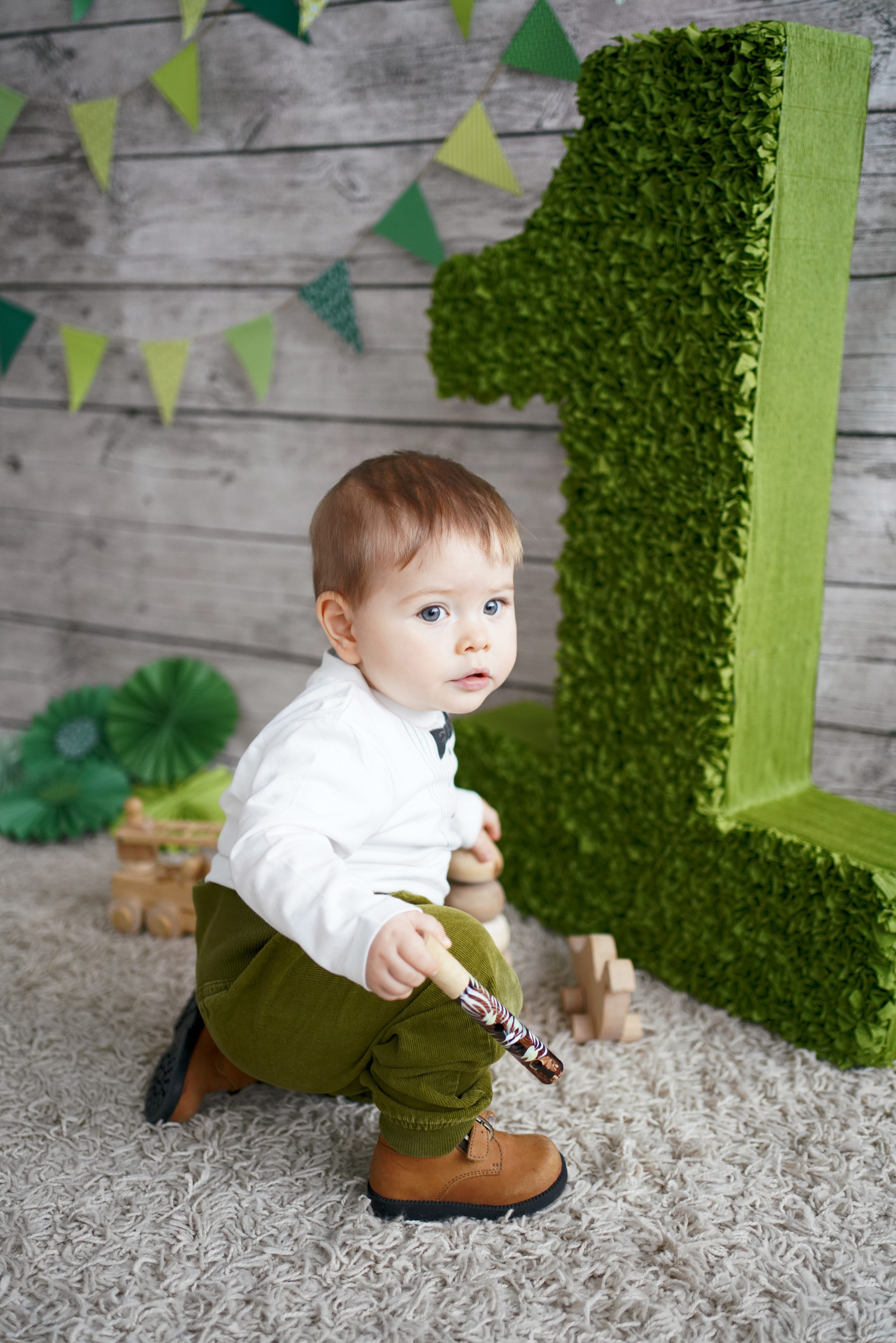 Fotoshooting für ein einjähriges Baby mit Kuchen und Luftballons. Neugeborenenfotografin und Retoucher in Augsburg Nastassia Schneider