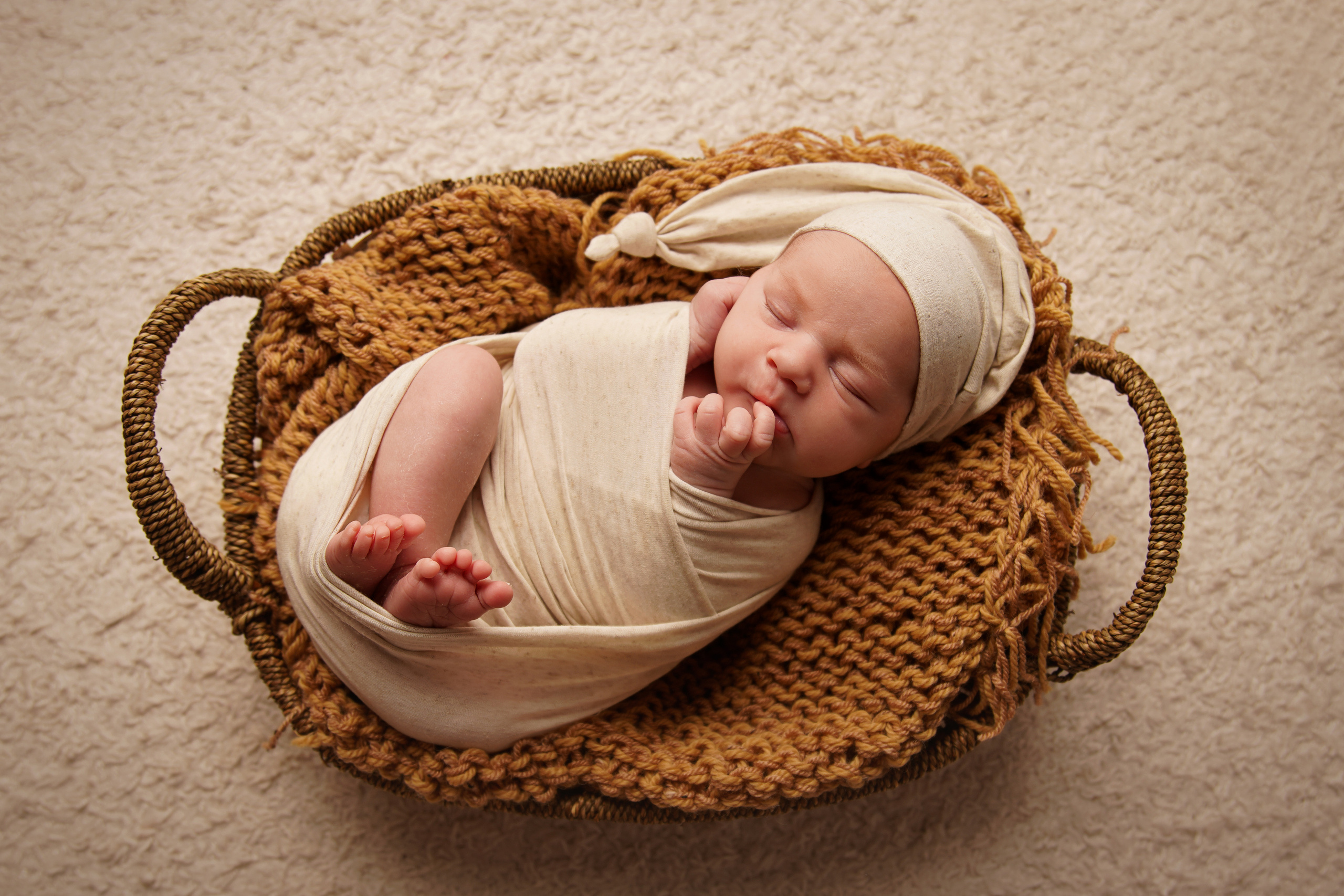 Fotoshooting in warmen Pastellfarben. Neugeborenenfotografin und Retoucher in Augsburg Nastassia Schneider