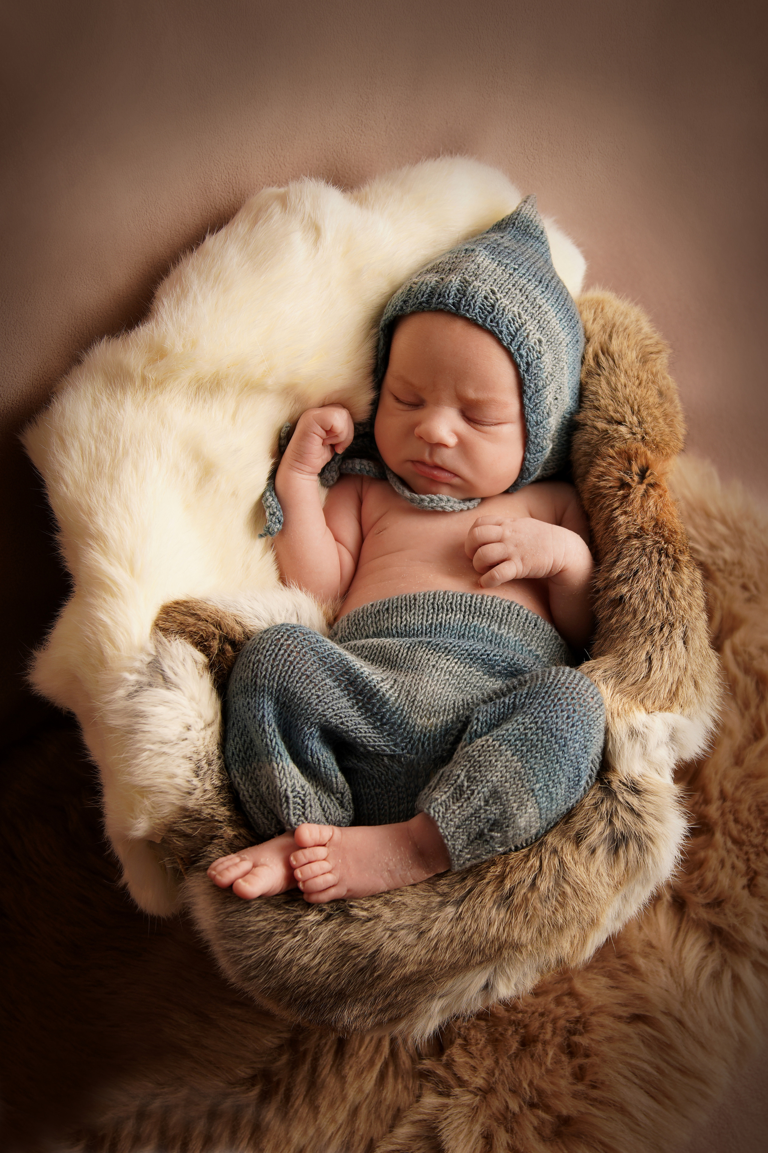 Baby schläft im Fell