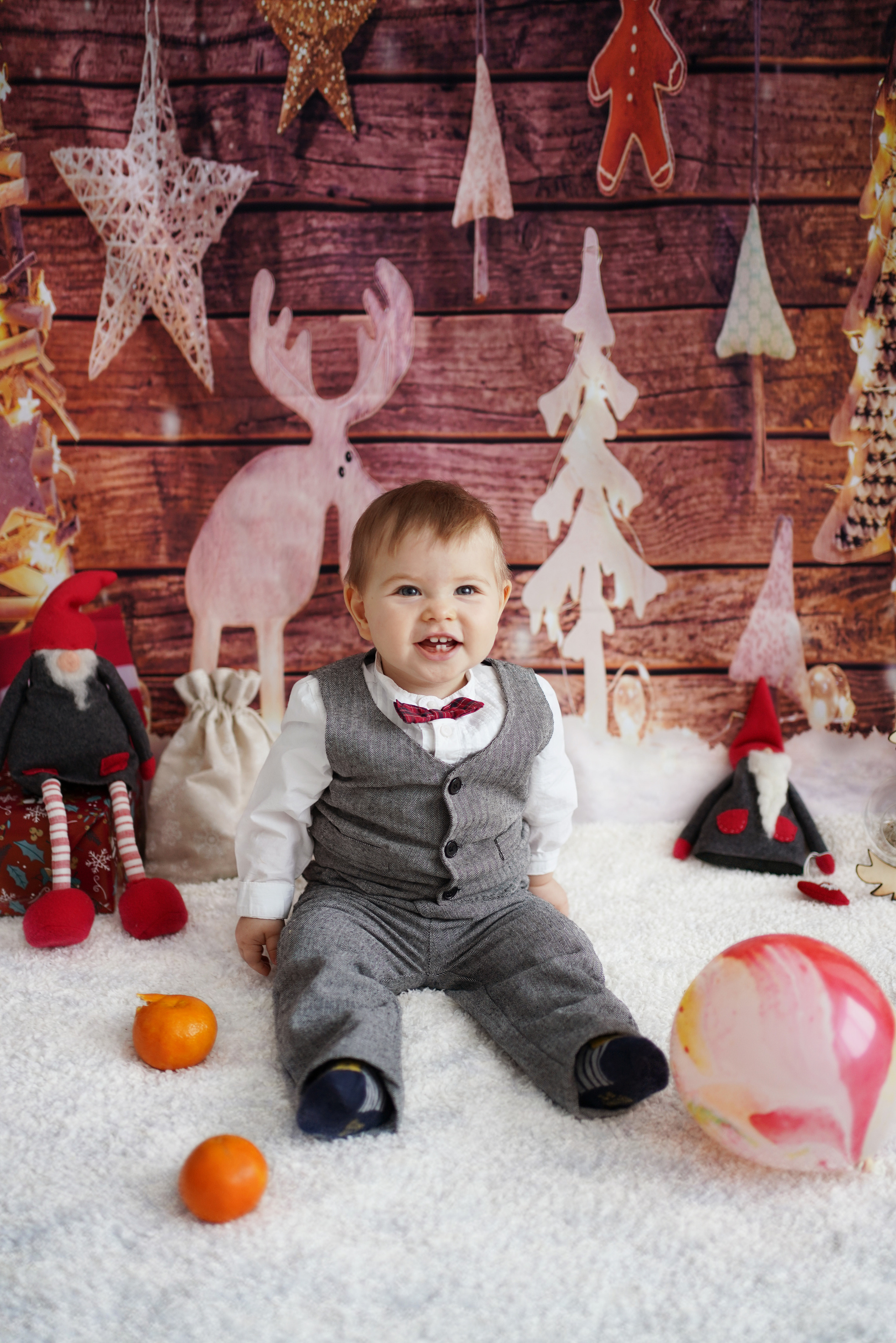 Fotoshooting für ein einjähriges Baby mit Kuchen und Luftballons. Neugeborenenfotografin und Retoucher in Augsburg Nastassia Schneider