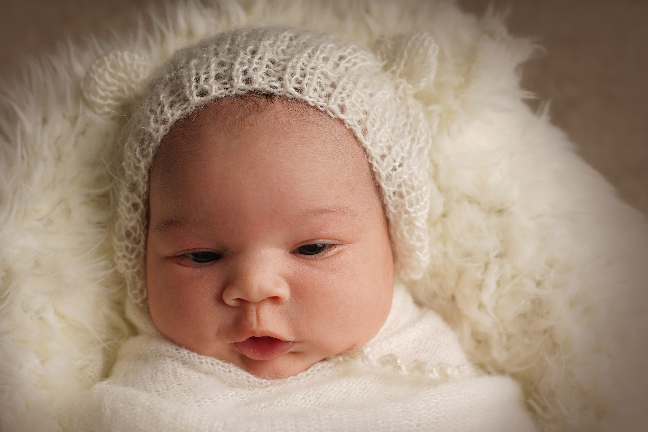 Neugeborenes Mädchen im Babystudio. Neugeborenenfotografin und Retoucher in Augsburg Nastassia Schneider