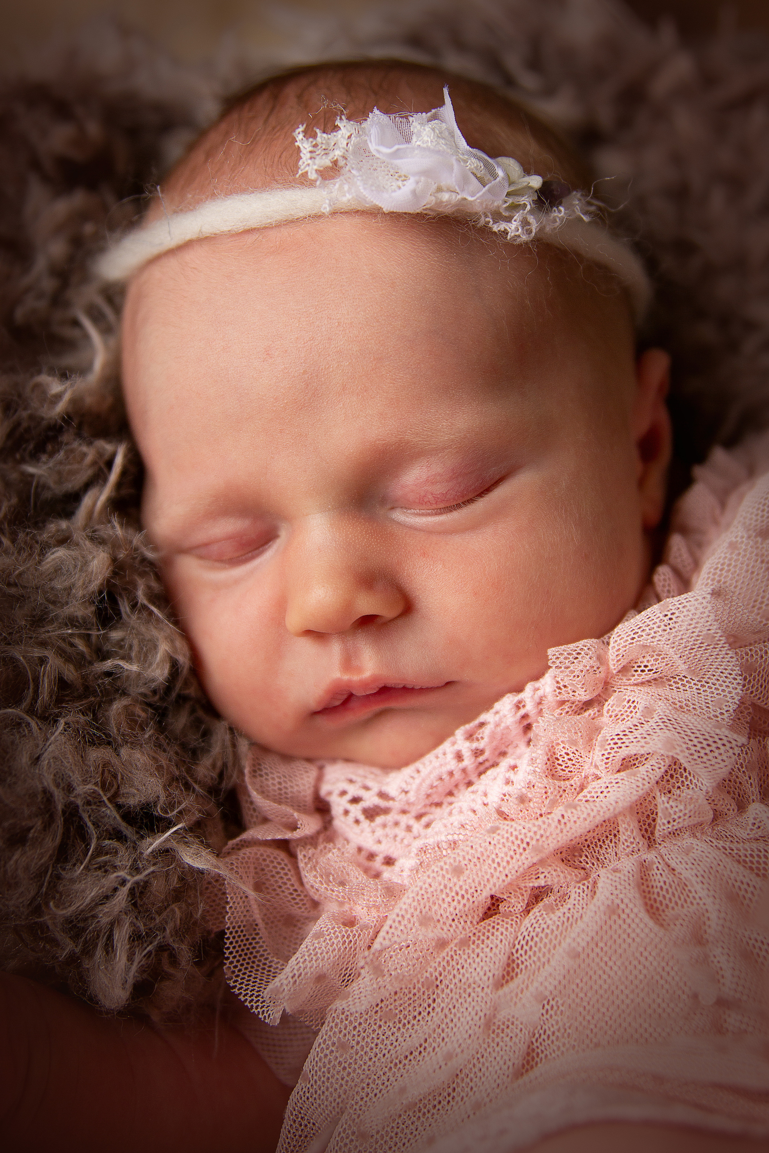 Ein kleines Mädchen posiert in einer Weidenwiege und zeigt ihre bezaubernden roten Haare