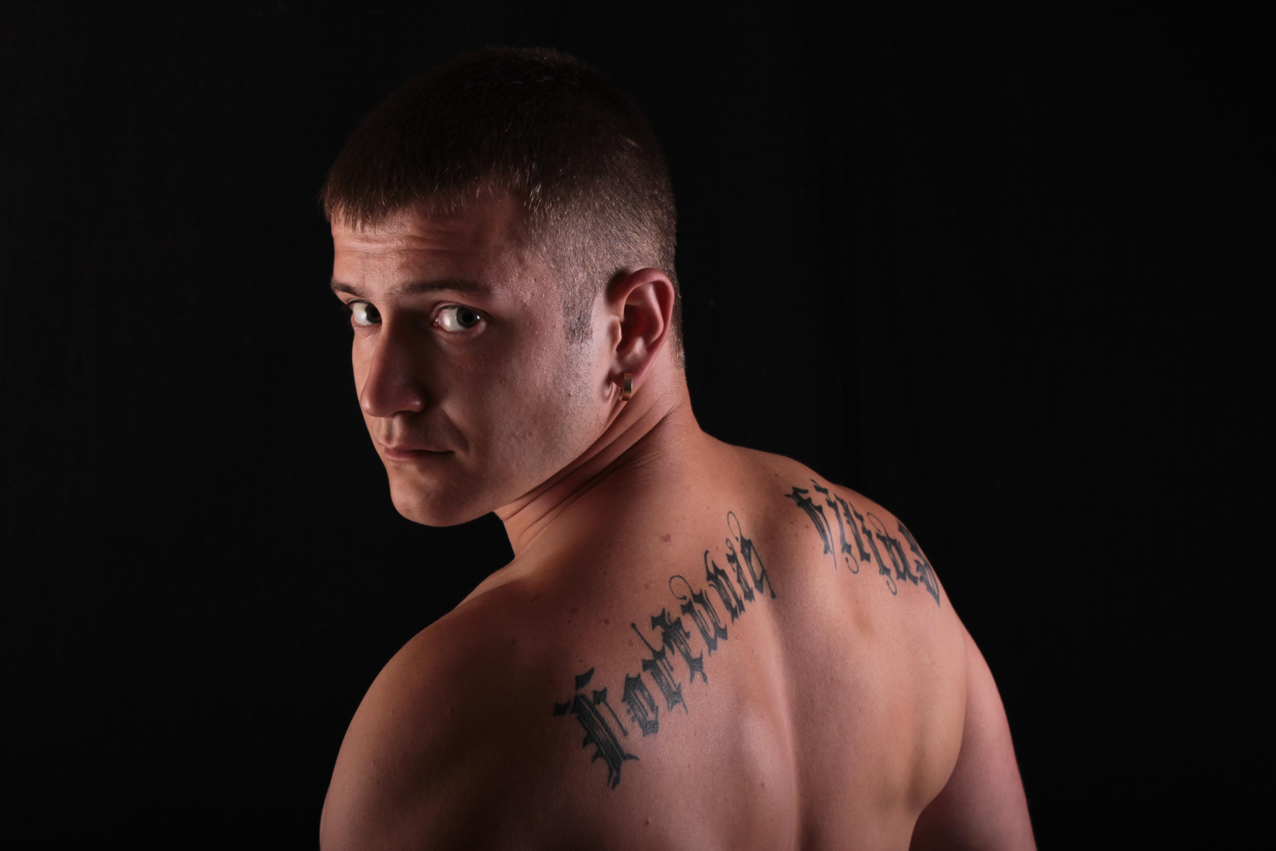 Portrait eines aufgepumpten Typen im Studio