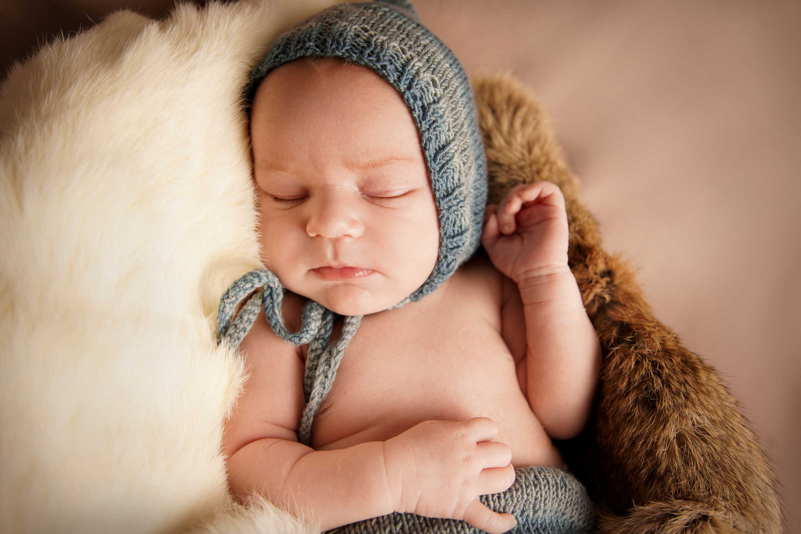 Fotoshooting in warmen Pastellfarben. Neugeborenenfotografin und Retoucher in Augsburg Nastassia Schneider