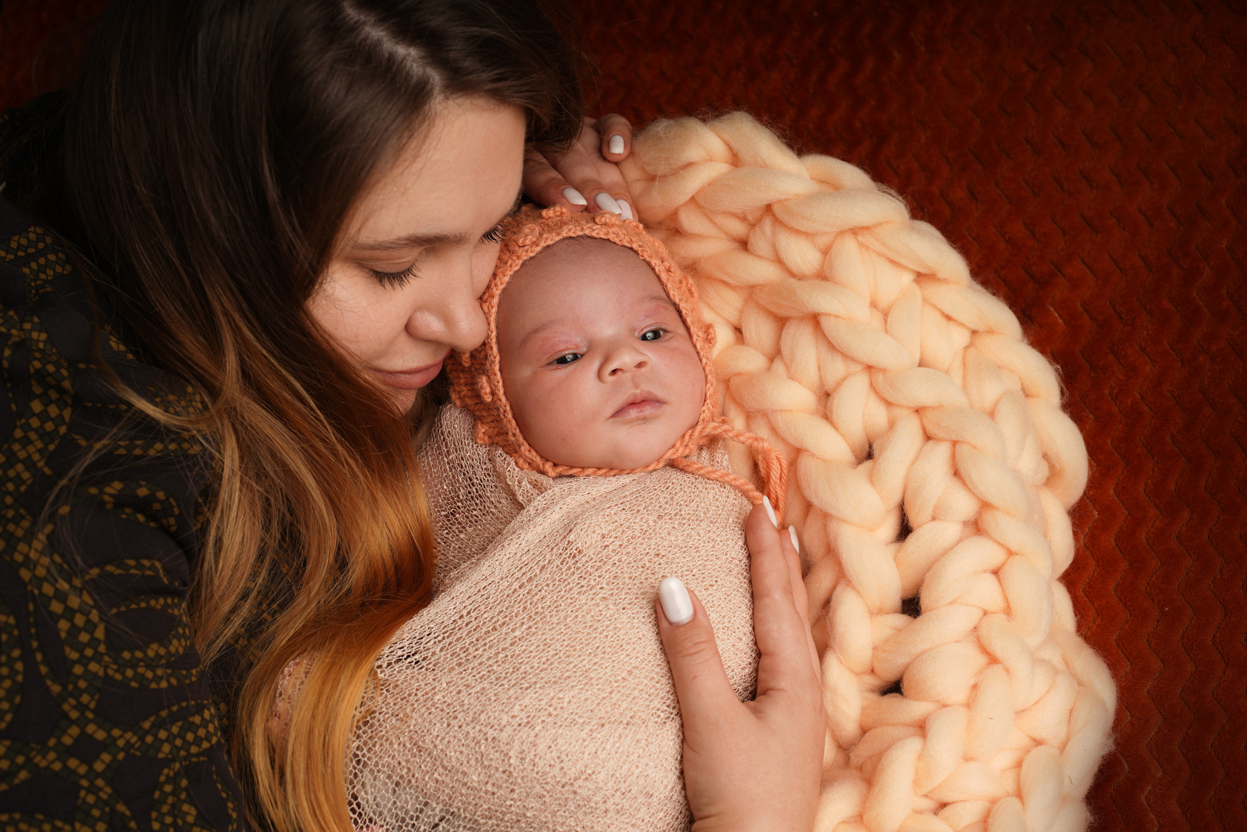 Neugeborenes Mädchen im Babystudio. Neugeborenenfotografin und Retoucher in Augsburg Nastassia Schneider