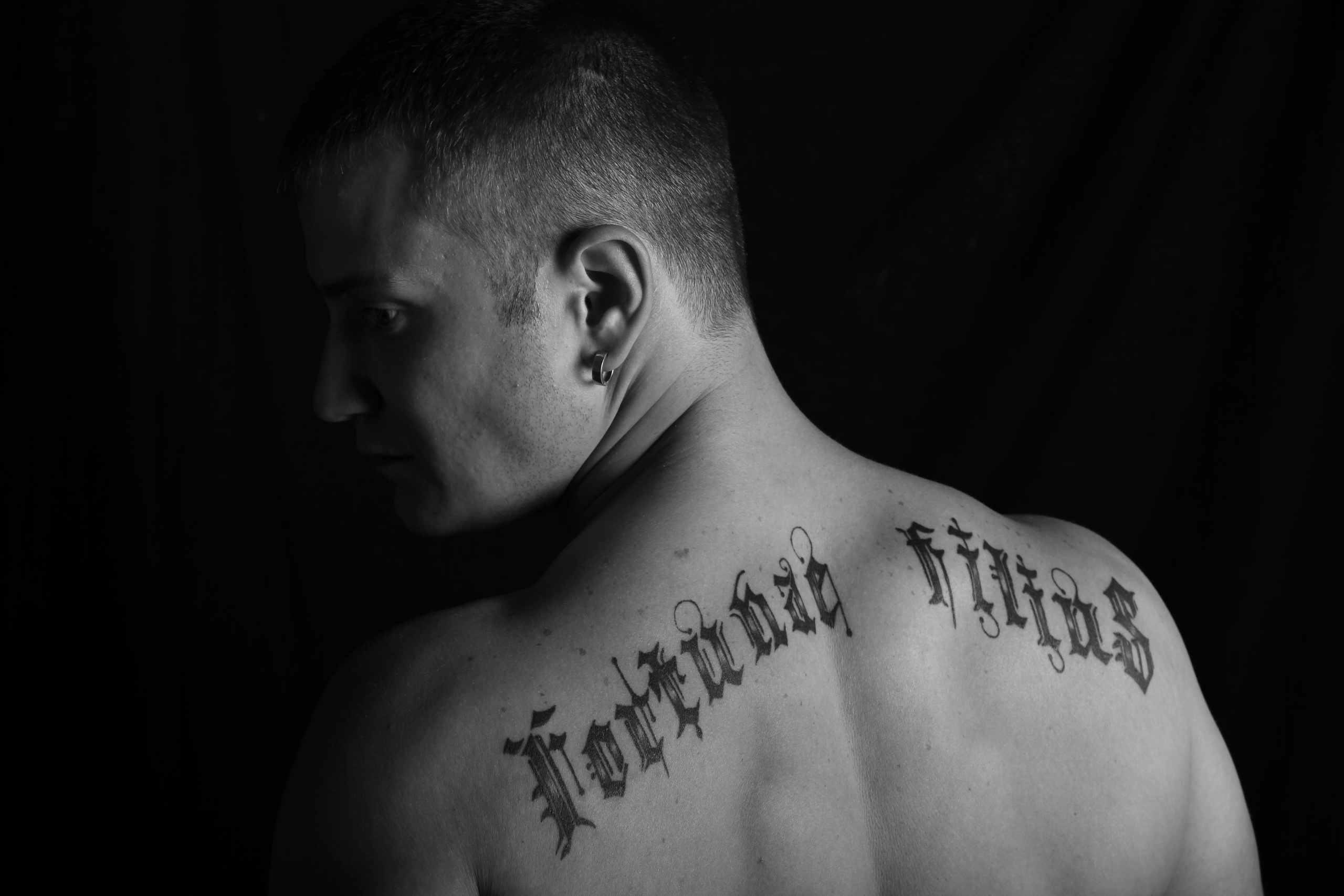 Romantische Geschichte eines jungen Paares bei einer Fotosession. Neugeborenenfotografin und Retoucher in Augsburg Nastassia Schneider