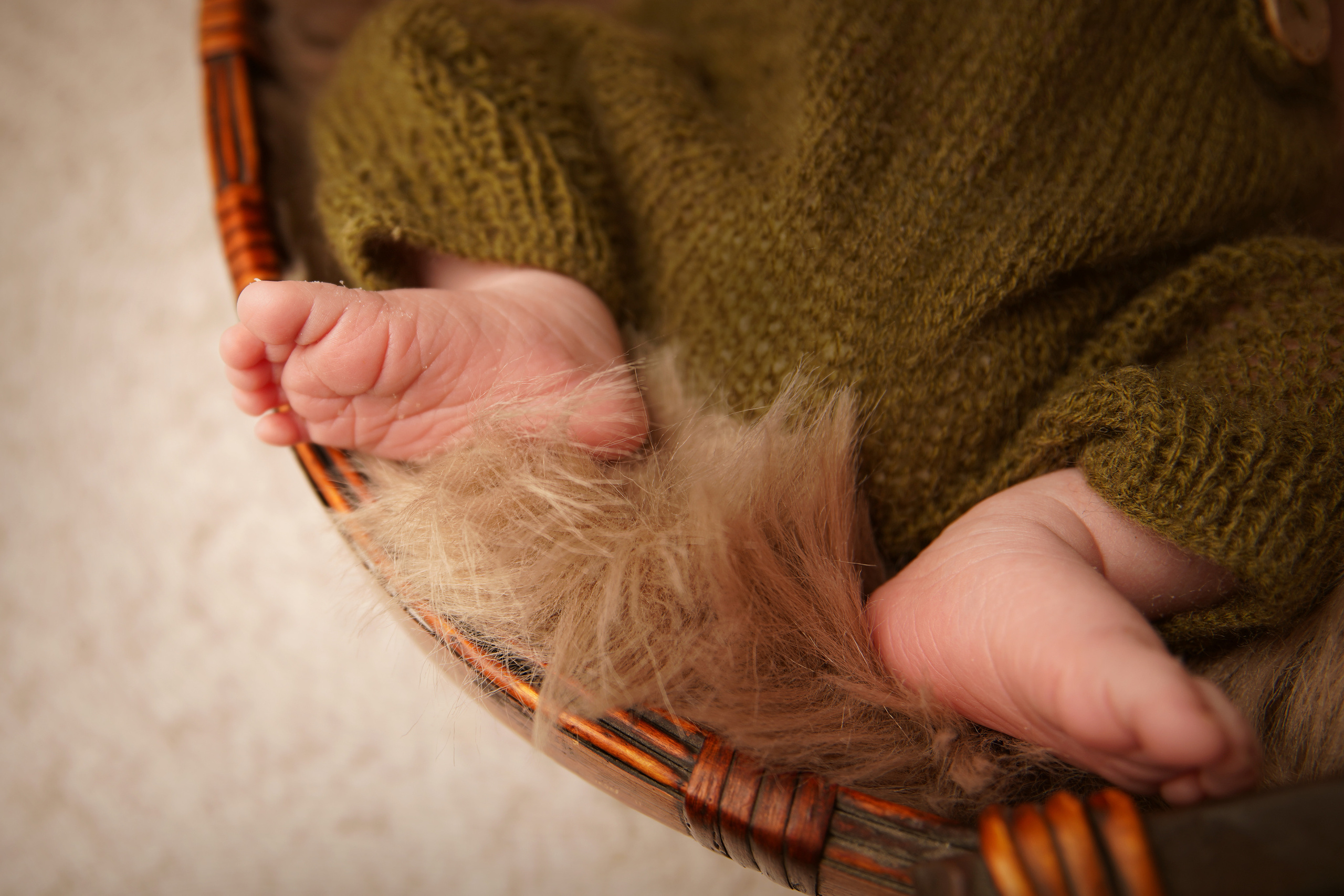 Fotoshooting in warmen Pastellfarben. Neugeborenenfotografin und Retoucher in Augsburg Nastassia Schneider