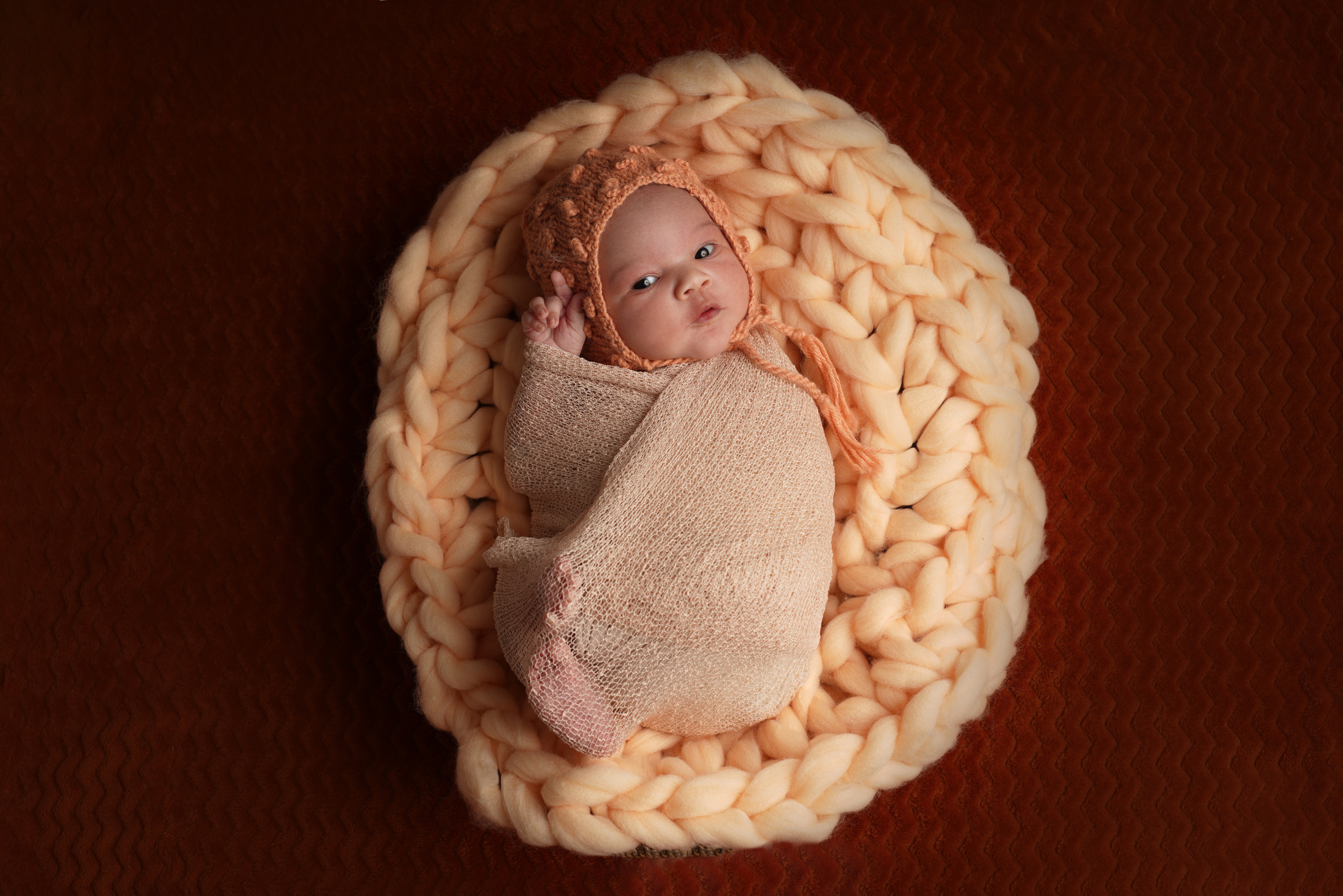 Neugeborenes Mädchen im Babystudio. Neugeborenenfotografin und Retoucher in Augsburg Nastassia Schneider