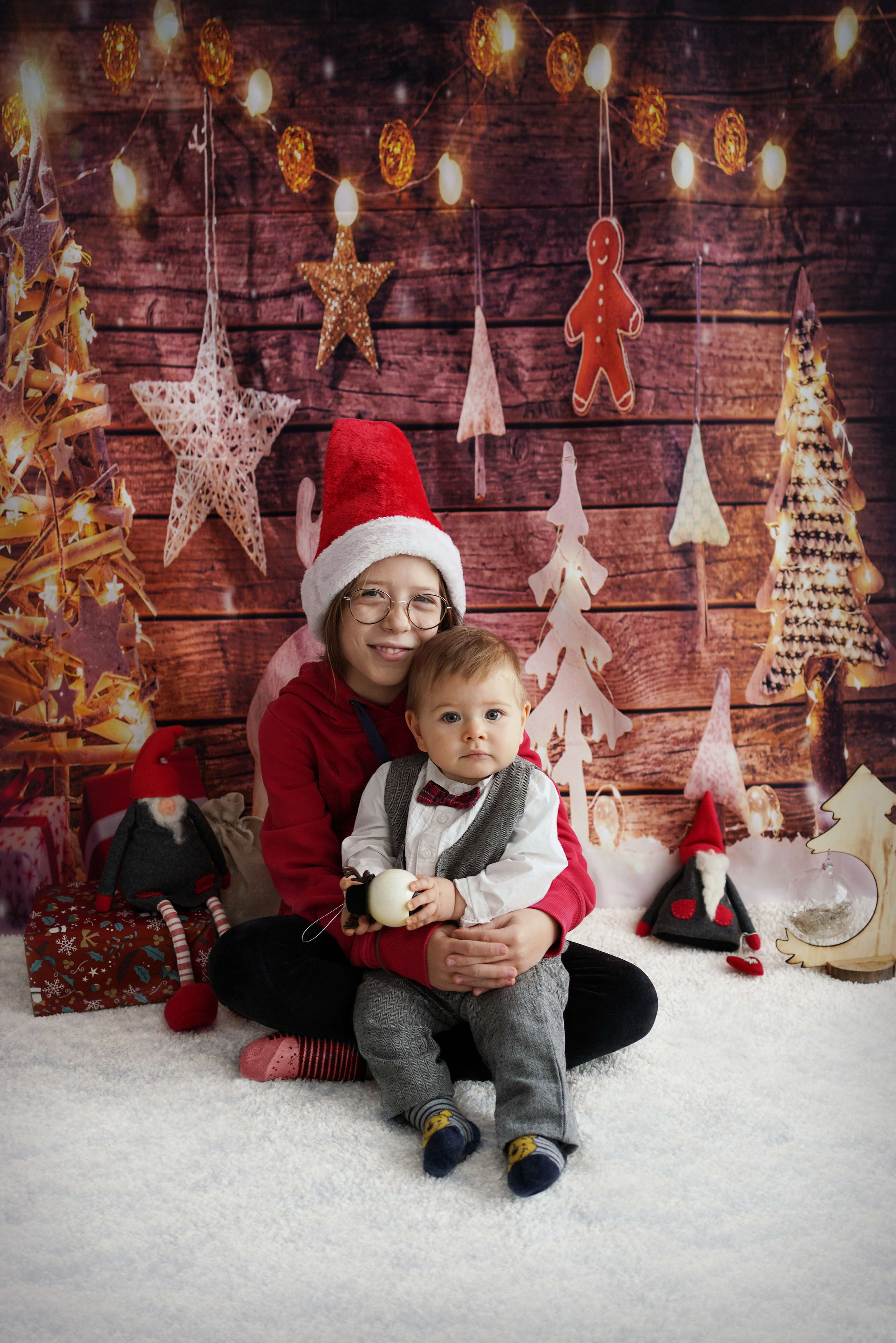 Fotoshooting für ein einjähriges Baby mit Kuchen und Luftballons. Neugeborenenfotografin und Retoucher in Augsburg Nastassia Schneider