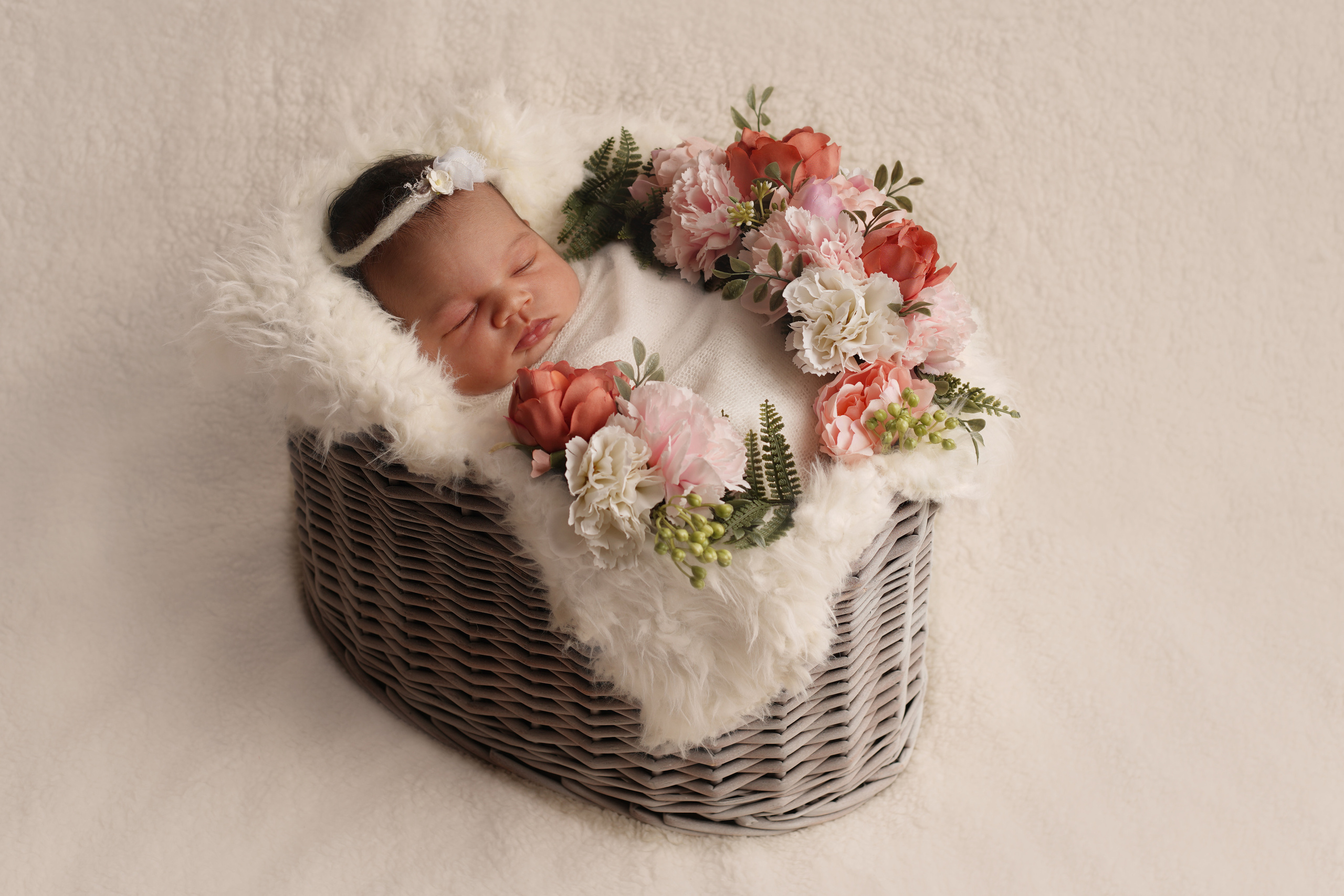 Neugeborenes Mädchen im Babystudio. Neugeborenenfotografin und Retoucher in Augsburg Nastassia Schneider