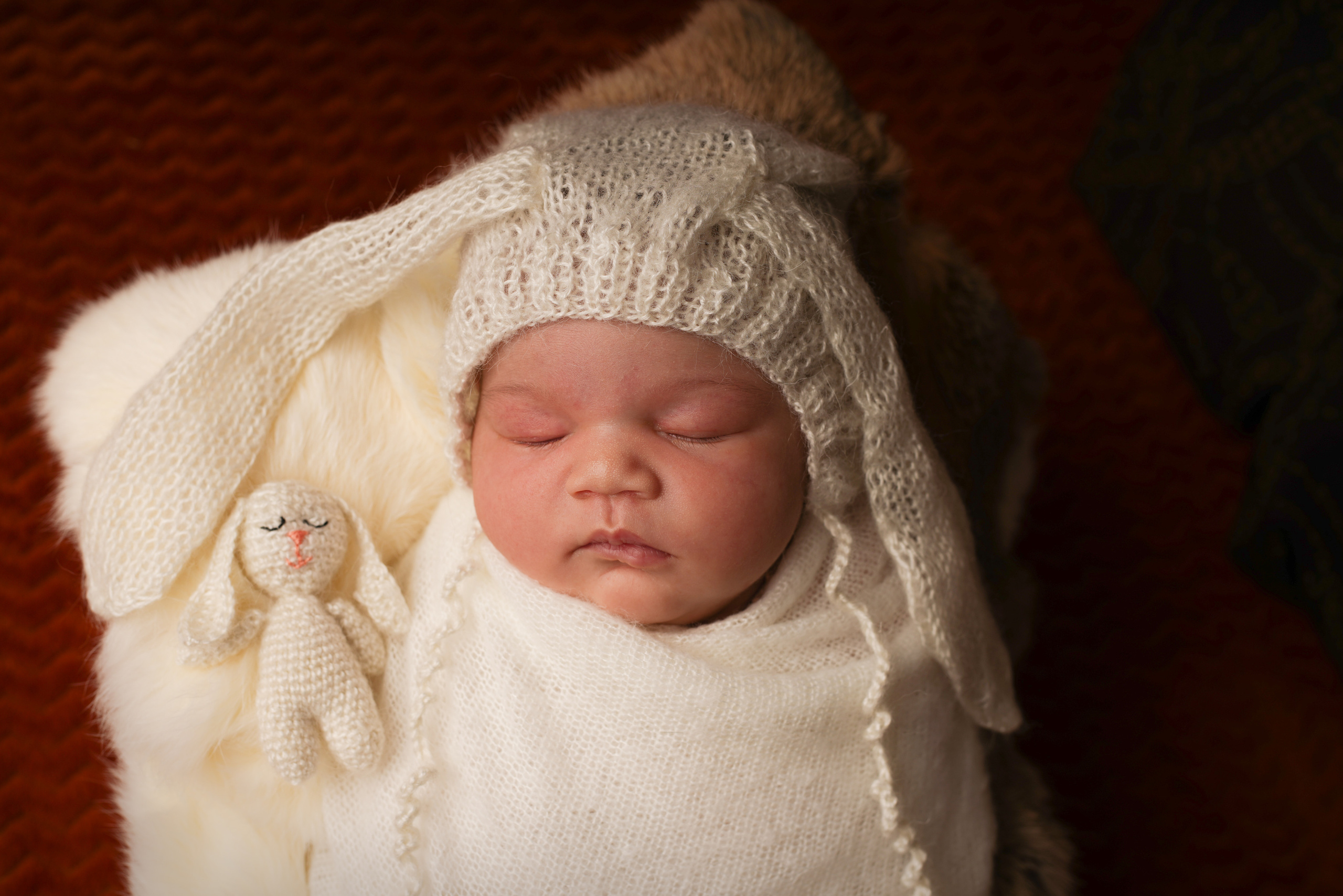 Neugeborenes Mädchen im Babystudio. Neugeborenenfotografin und Retoucher in Augsburg Nastassia Schneider