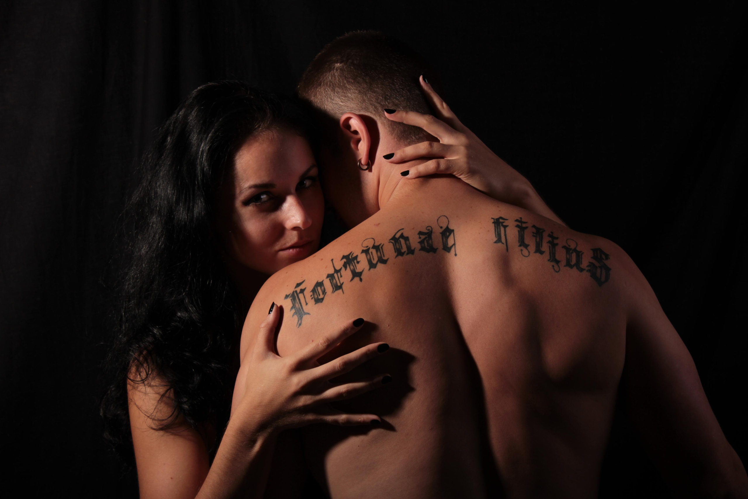 Romantische Geschichte eines jungen Paares bei einer Fotosession. Neugeborenenfotografin und Retoucher in Augsburg Nastassia Schneider