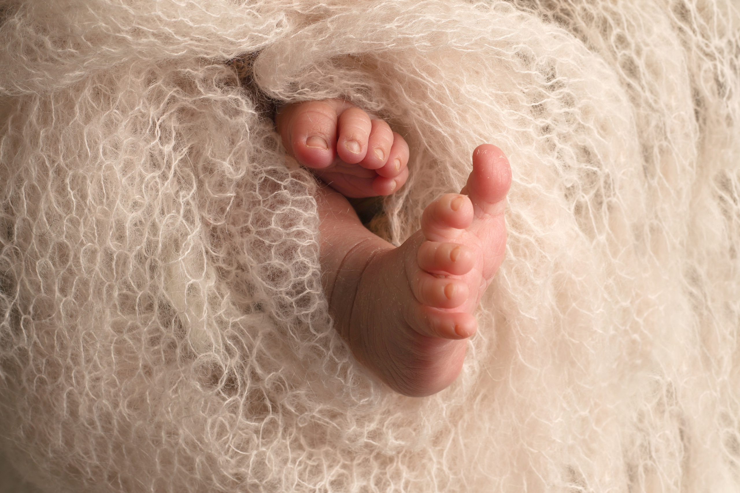 Neugeborenes Mädchen im Babystudio. Neugeborenenfotografin und Retoucher in Augsburg Nastassia Schneider