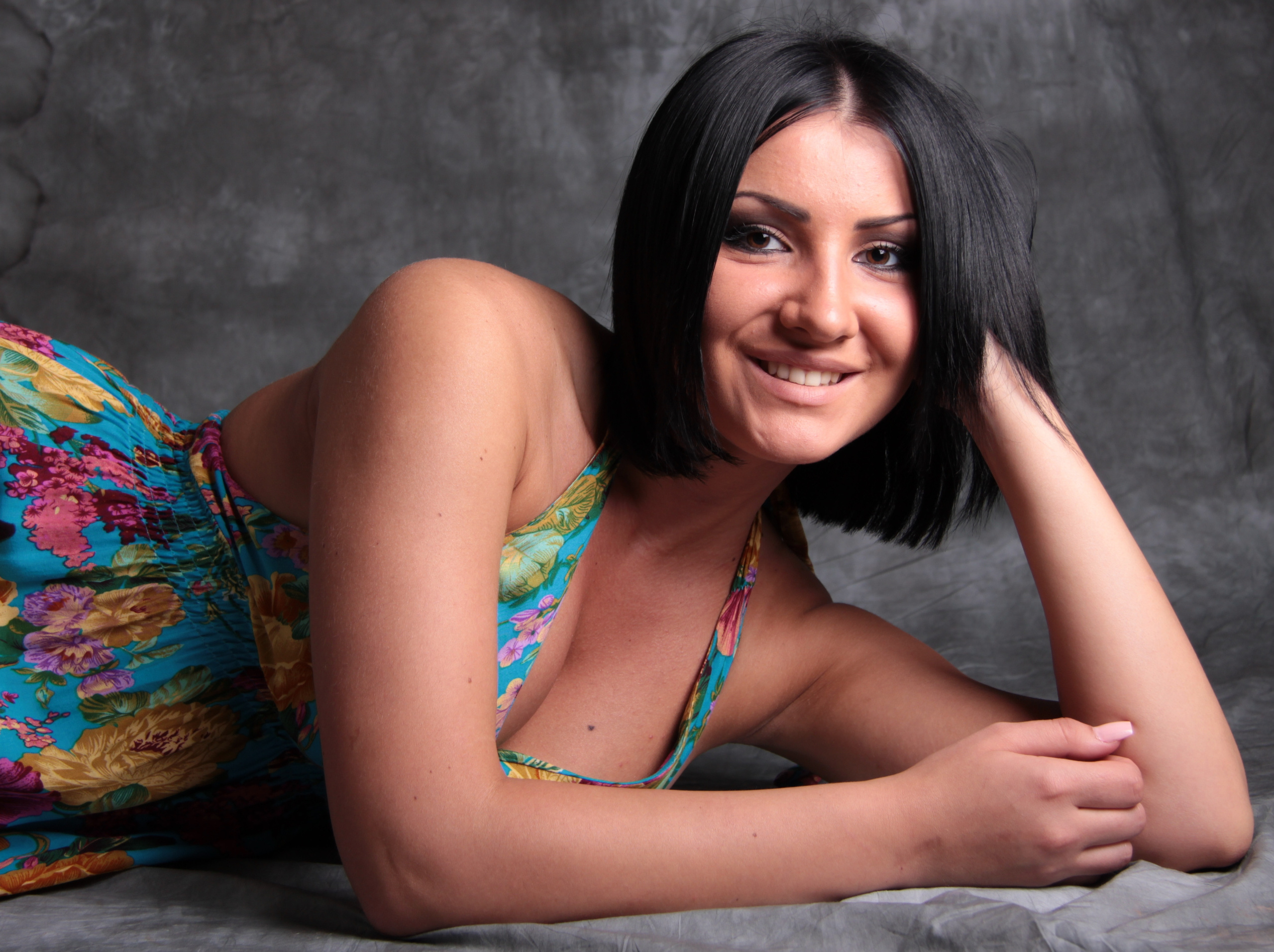 Frauenporträt im Studio. Neugeborenenfotografin und Retoucher in Augsburg Nastassia Schneider