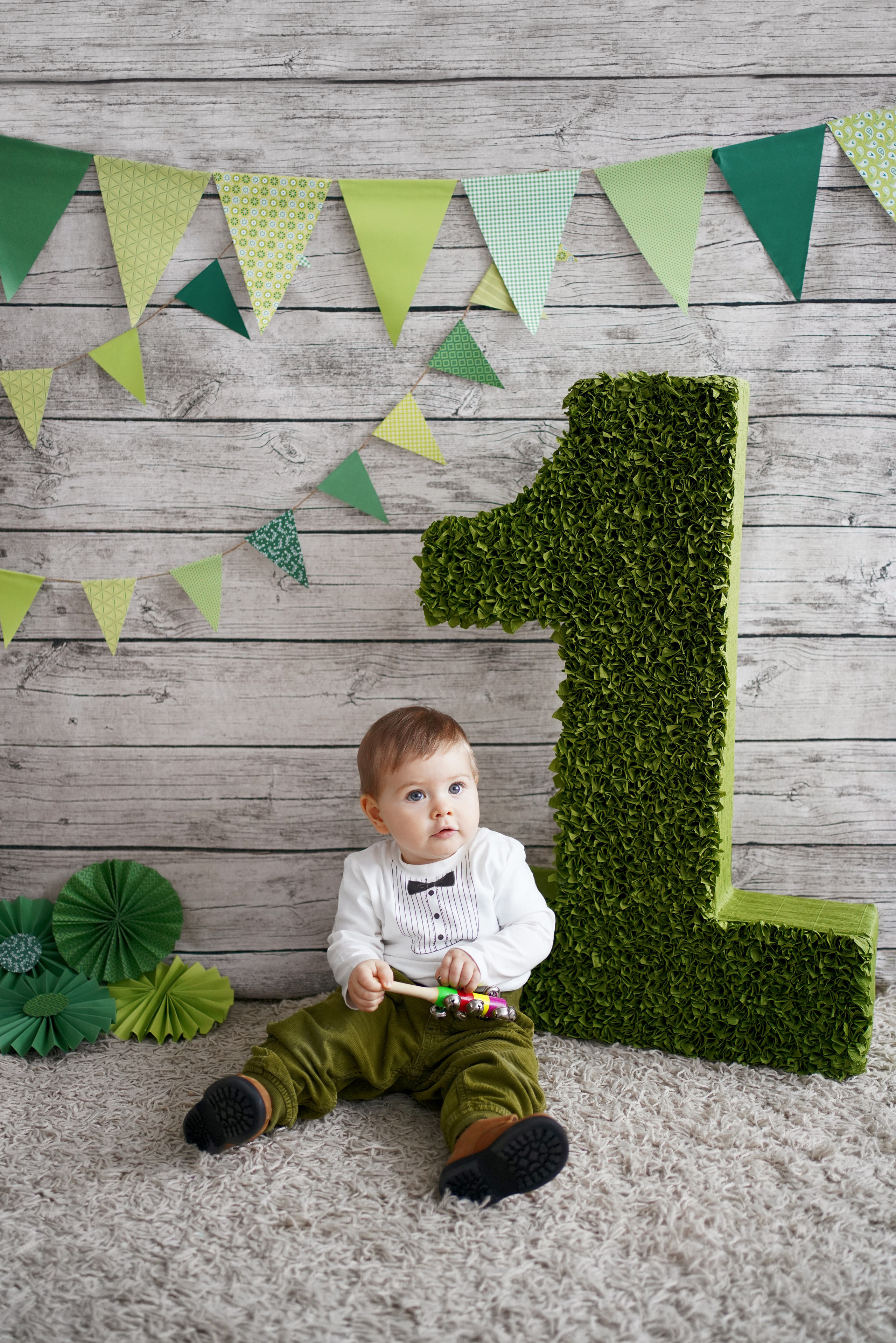 Fotoshooting für ein einjähriges Baby mit Kuchen und Luftballons. Neugeborenenfotografin und Retoucher in Augsburg Nastassia Schneider
