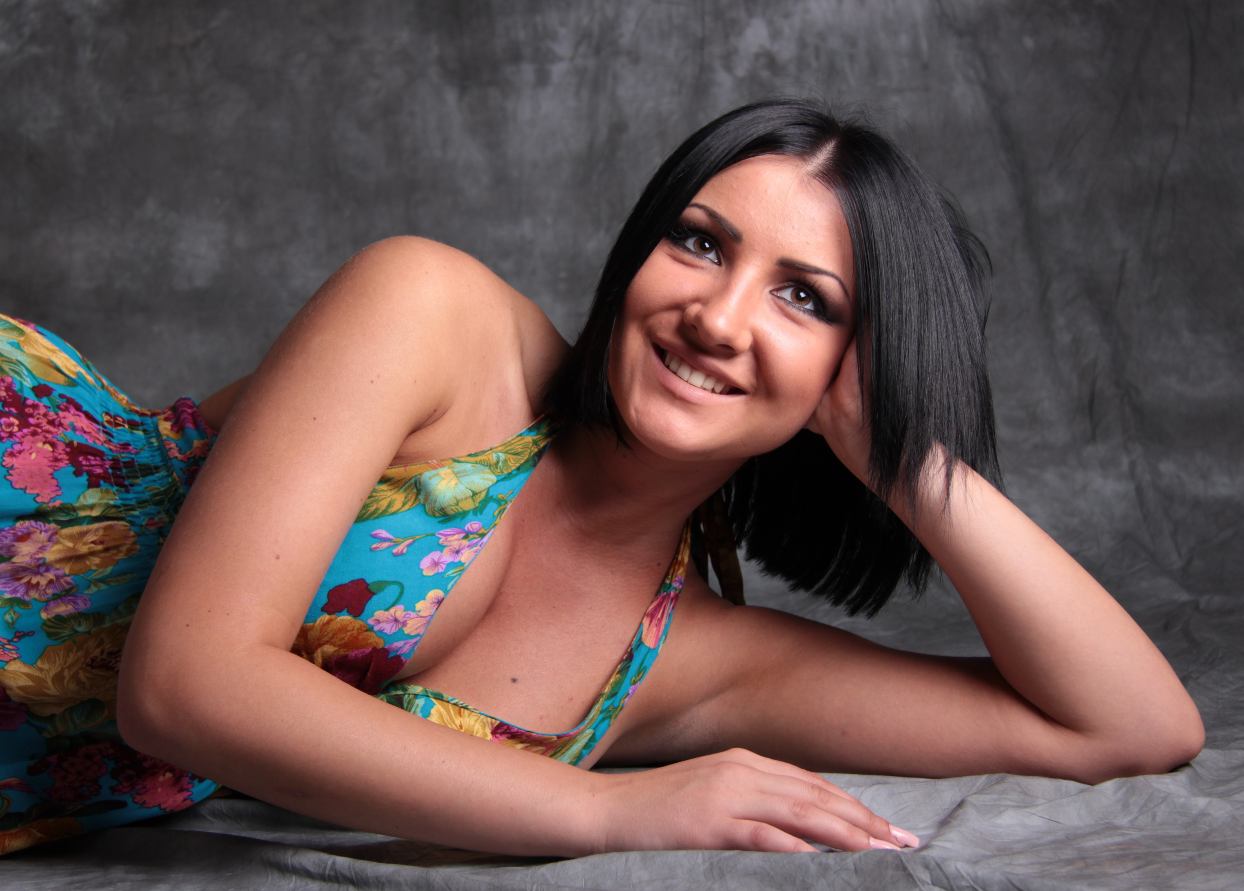 Frauenporträt im Studio. Neugeborenenfotografin und Retoucher in Augsburg Nastassia Schneider