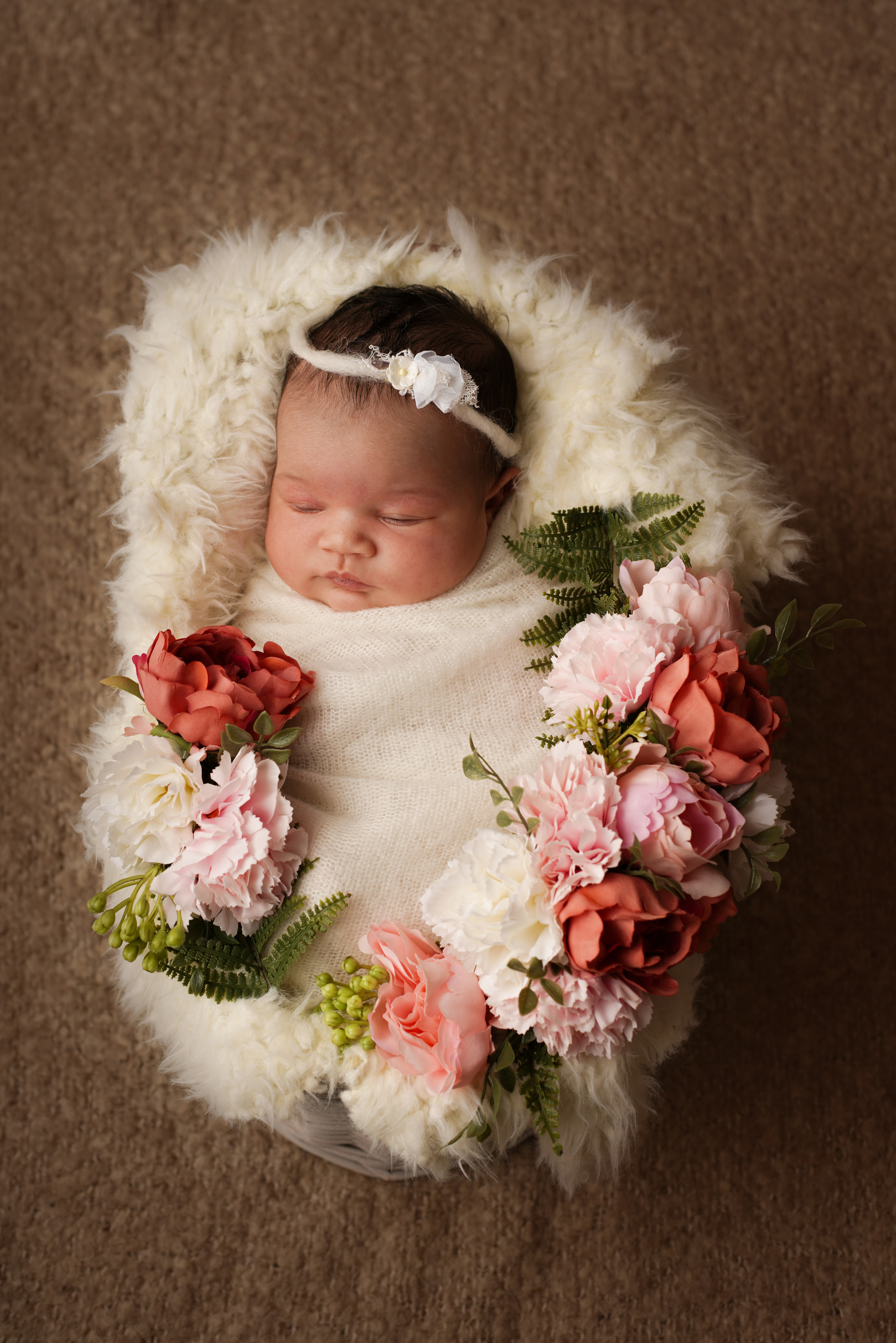 Neugeborenes Mädchen im Babystudio. Neugeborenenfotografin und Retoucher in Augsburg Nastassia Schneider