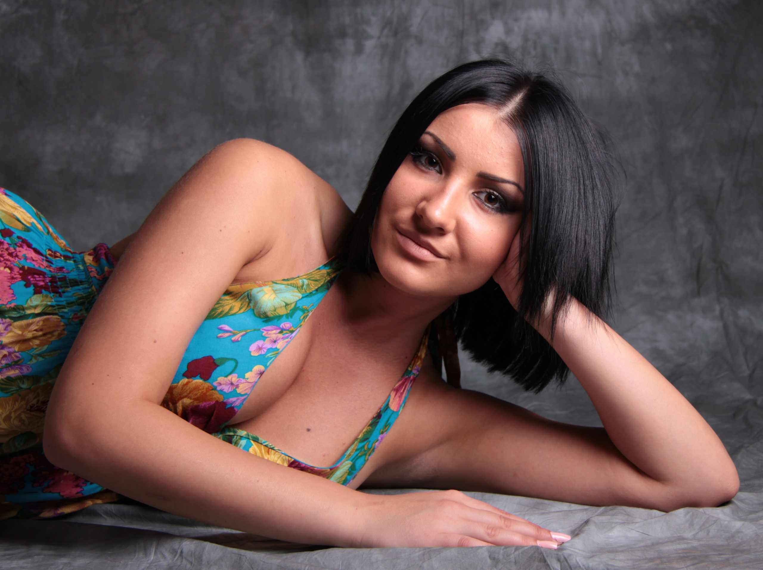 Frauenporträt im Studio. Neugeborenenfotografin und Retoucher in Augsburg Nastassia Schneider