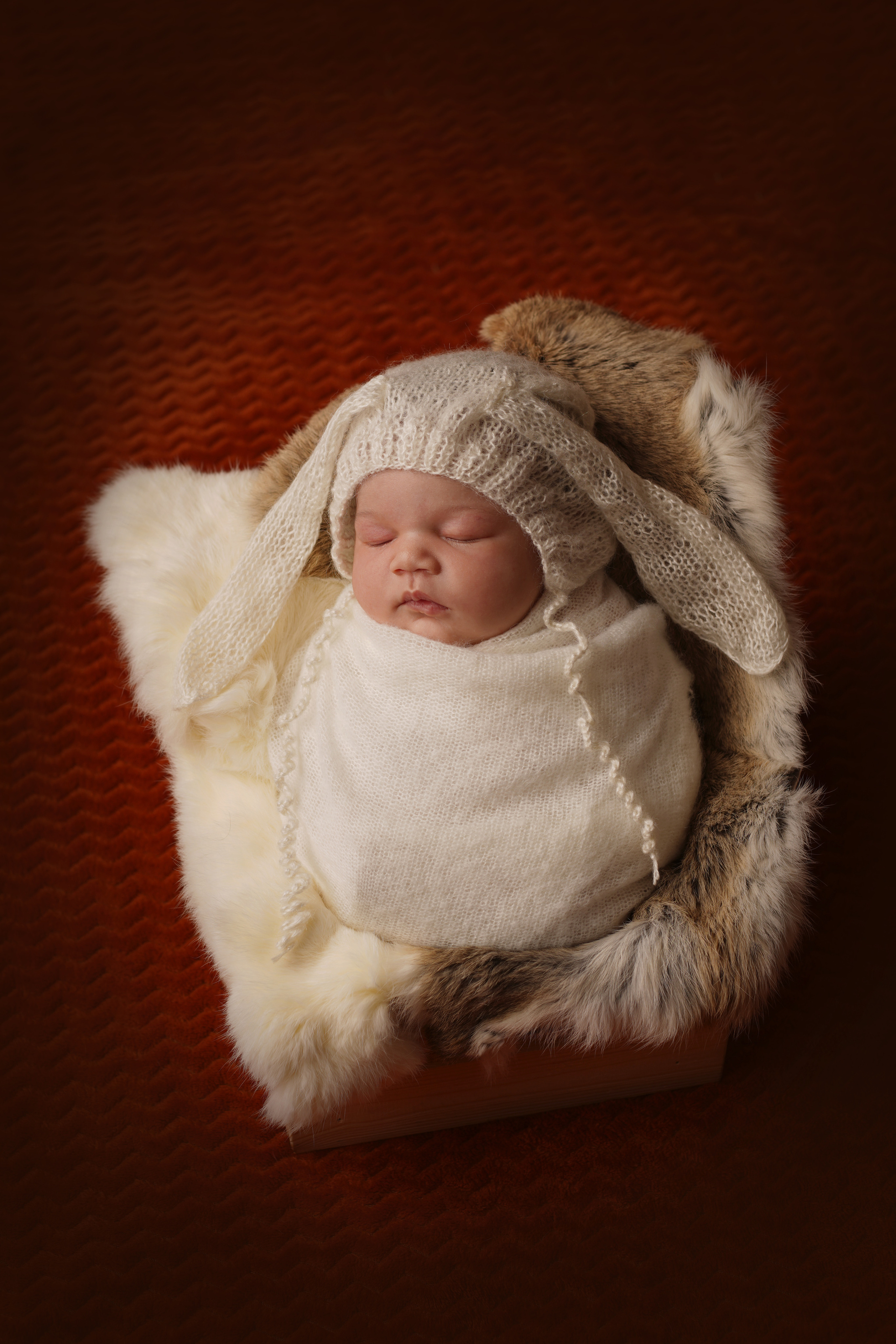 Neugeborenes Mädchen im Babystudio. Neugeborenenfotografin und Retoucher in Augsburg Nastassia Schneider