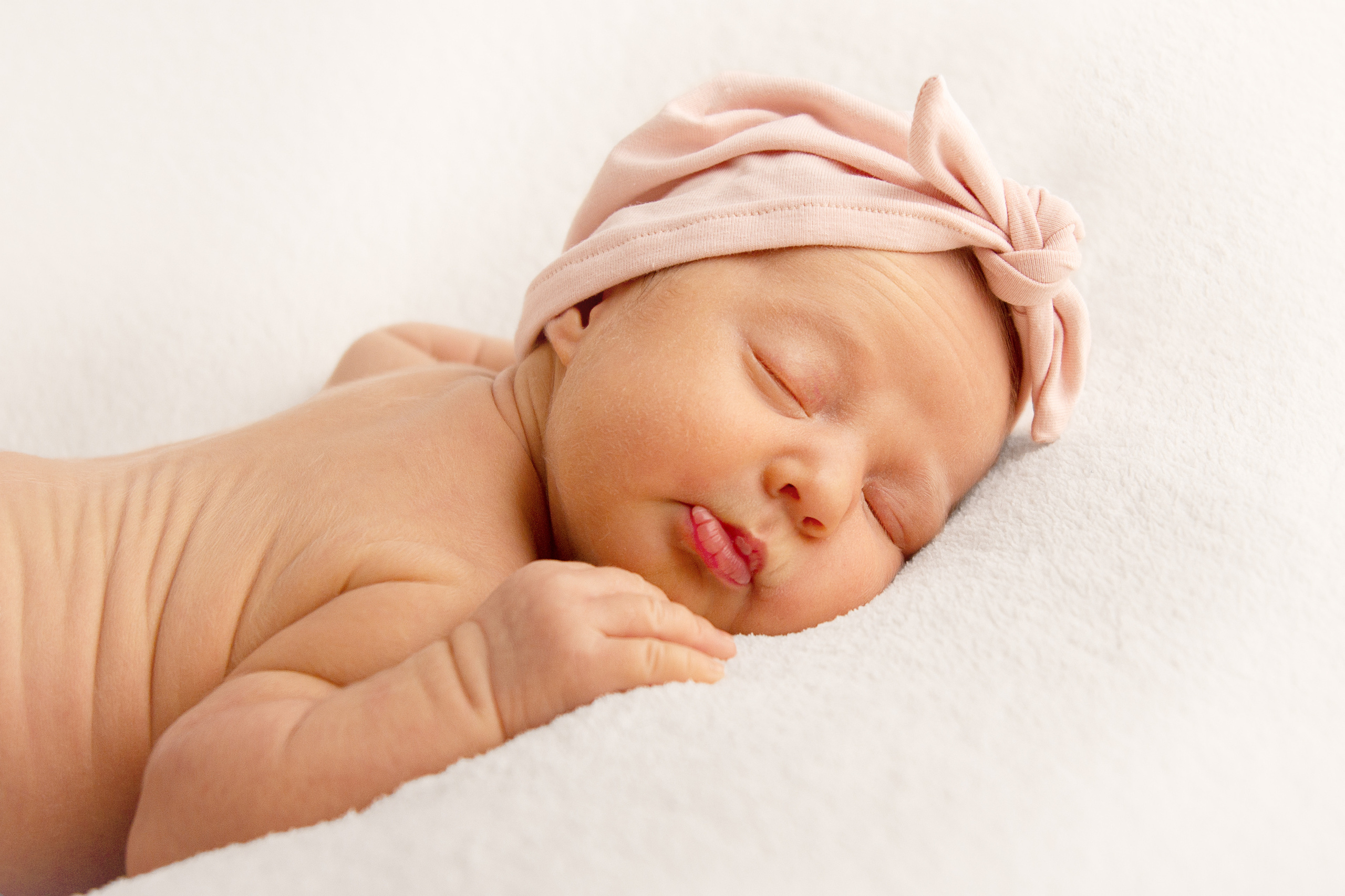 Mädchen auf dem Bauch