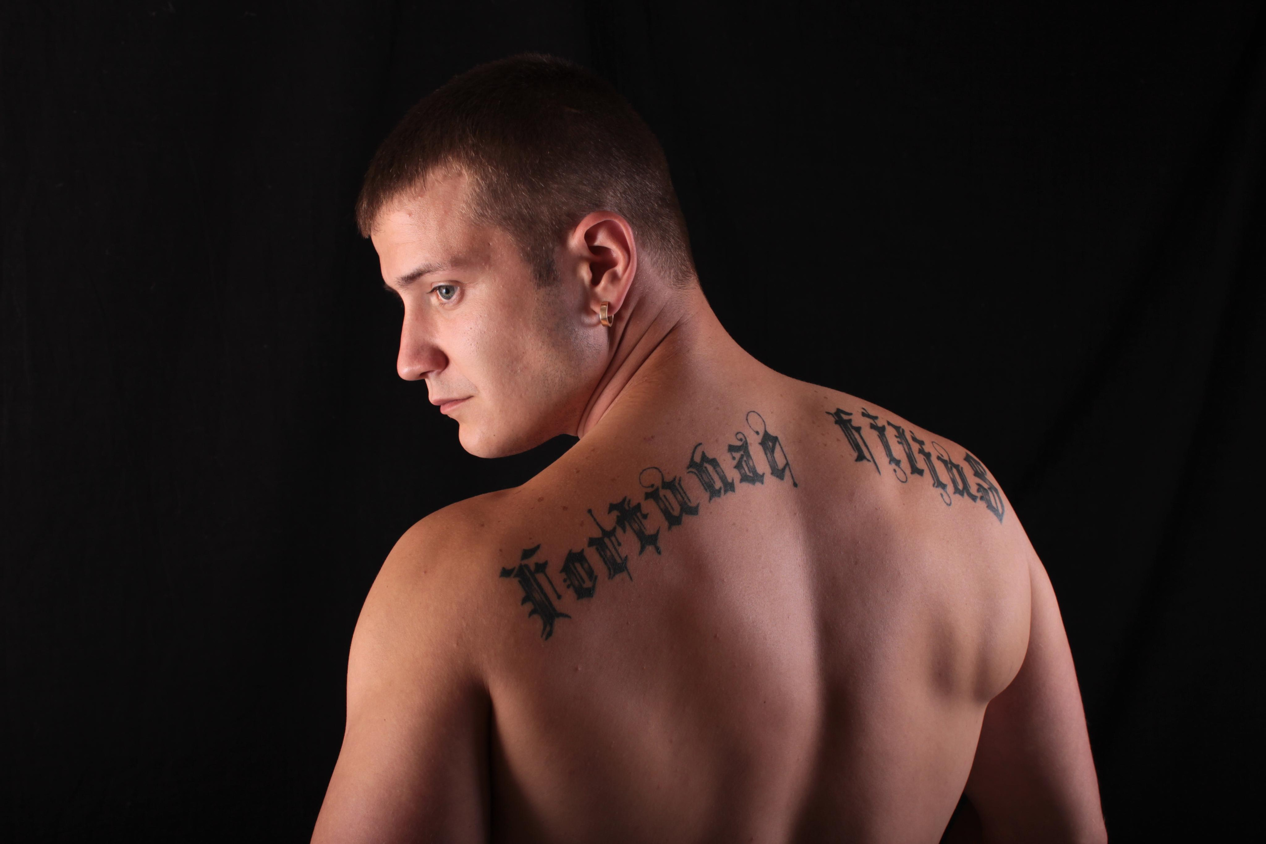 Romantische Geschichte eines jungen Paares bei einer Fotosession. Neugeborenenfotografin und Retoucher in Augsburg Nastassia Schneider