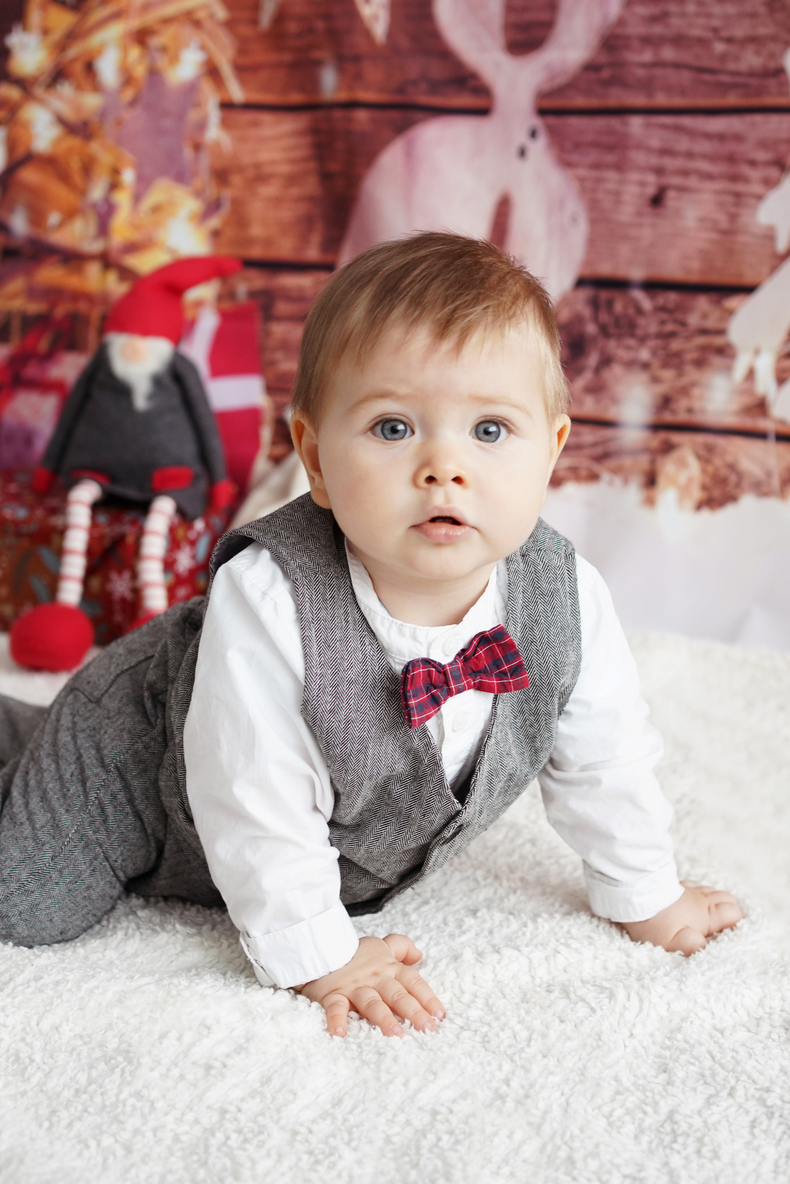 Fotoshooting für ein einjähriges Baby mit Kuchen und Luftballons. Neugeborenenfotografin und Retoucher in Augsburg Nastassia Schneider