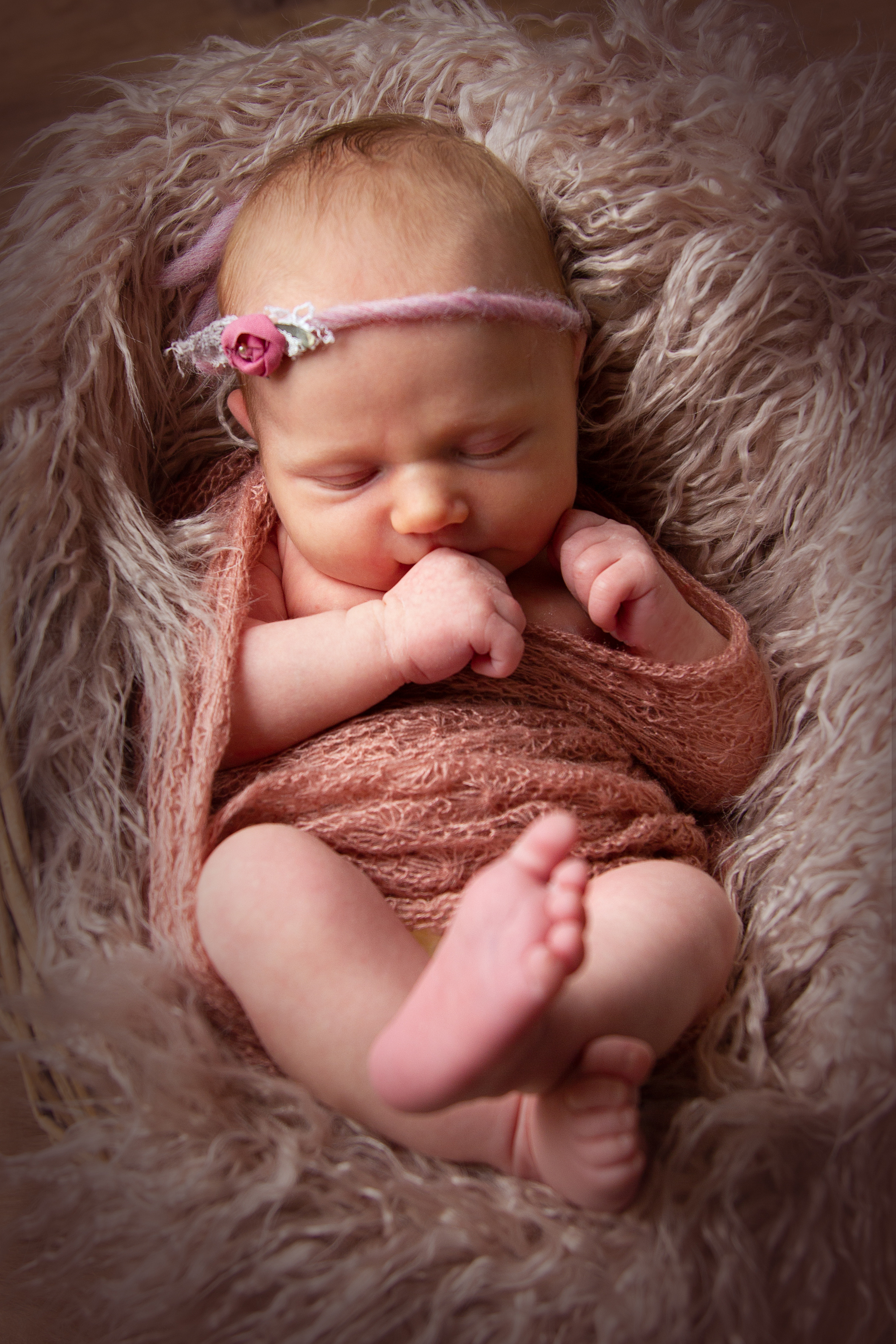 Ein kleines Mädchen lächelt bezaubernd in die Kamera, während sie ihre geliebte Puppe in den Armen hält