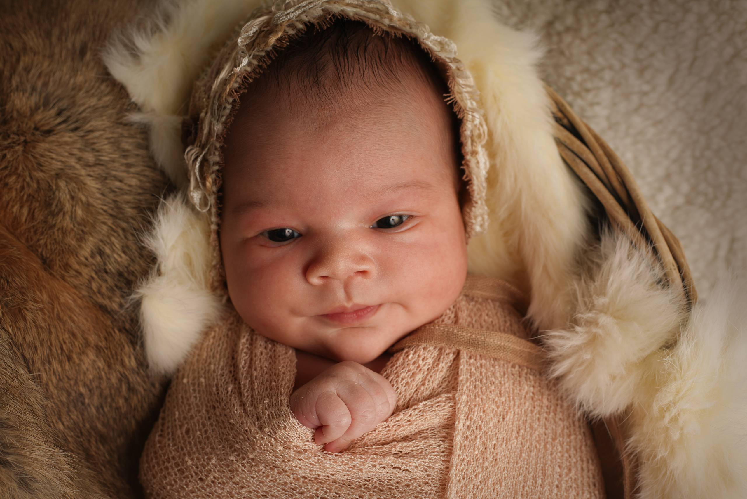 Neugeborenes Mädchen im Babystudio. Neugeborenenfotografin und Retoucher in Augsburg Nastassia Schneider