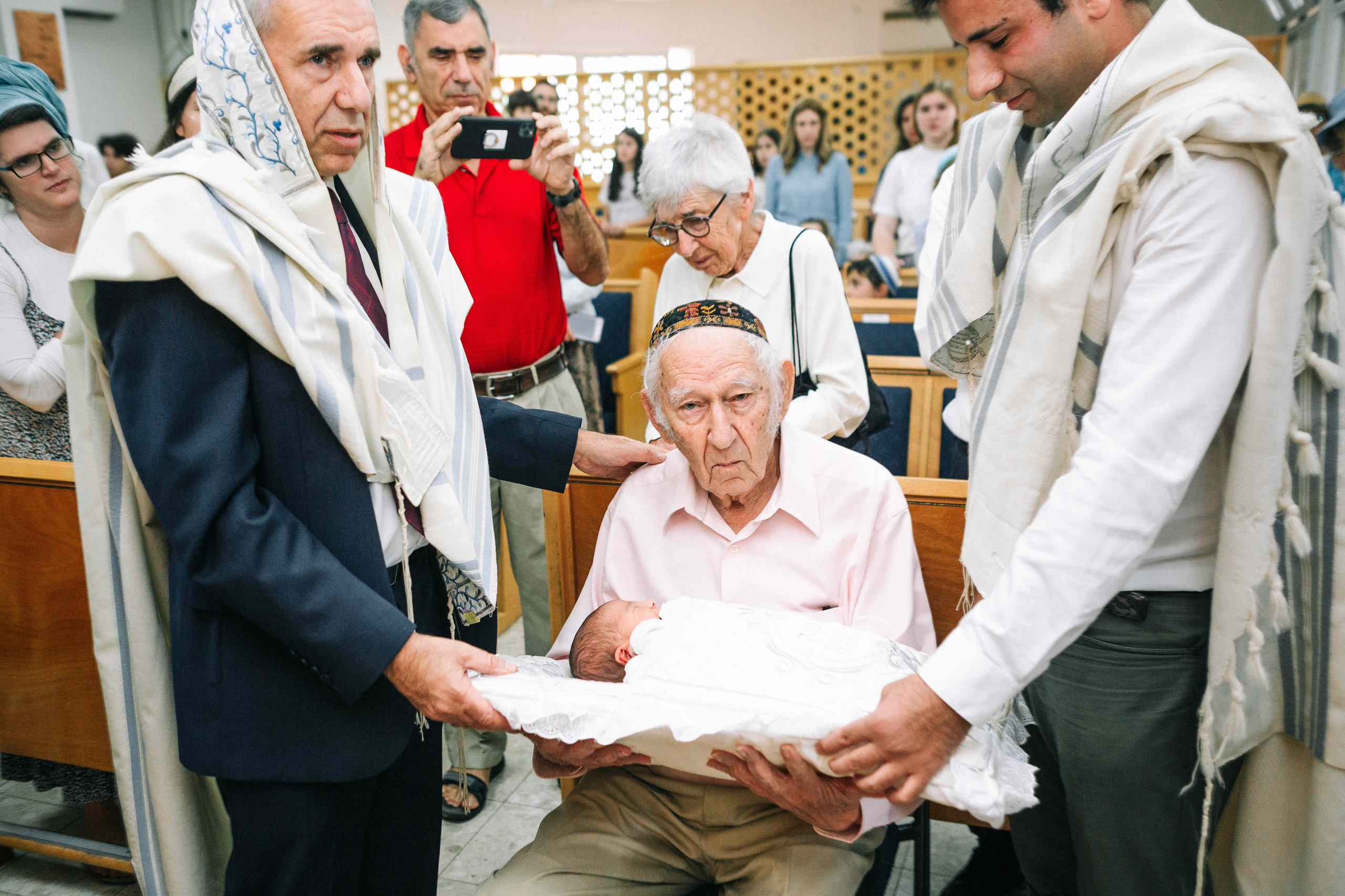 BRITH MILA IN THE SMALL SYNAGOGUE. PHOTOGRAPHER IN ISRAEL