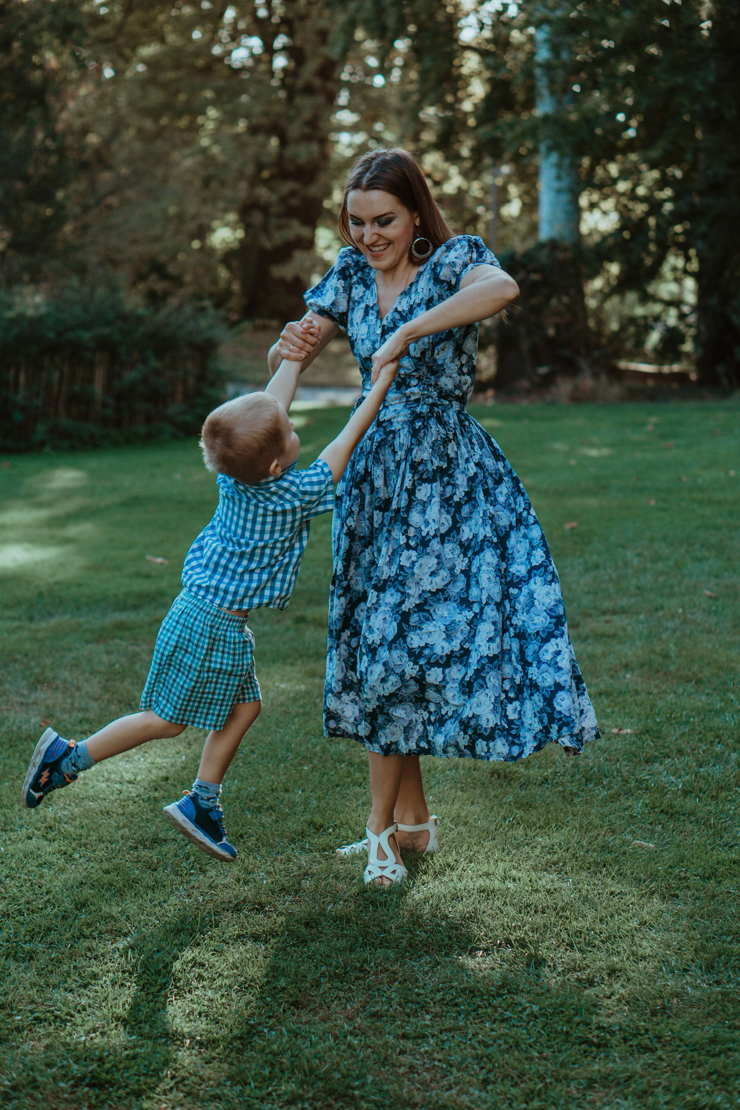 Little Kolya know how to have fun ;). Family photographer Aargau Zurich