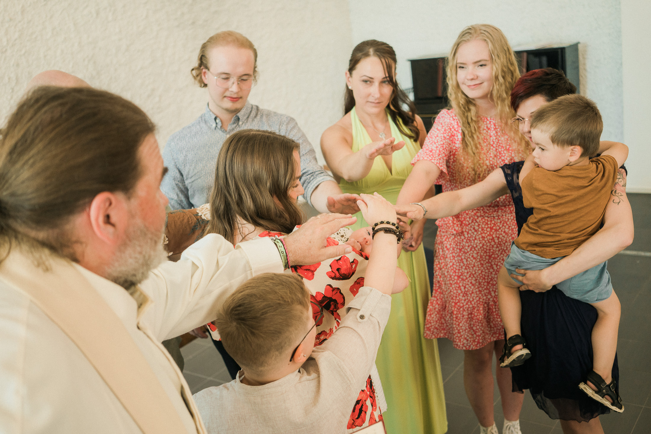 Ristiäisten kuvaus Helsingin Pitäjämäen kirkossa